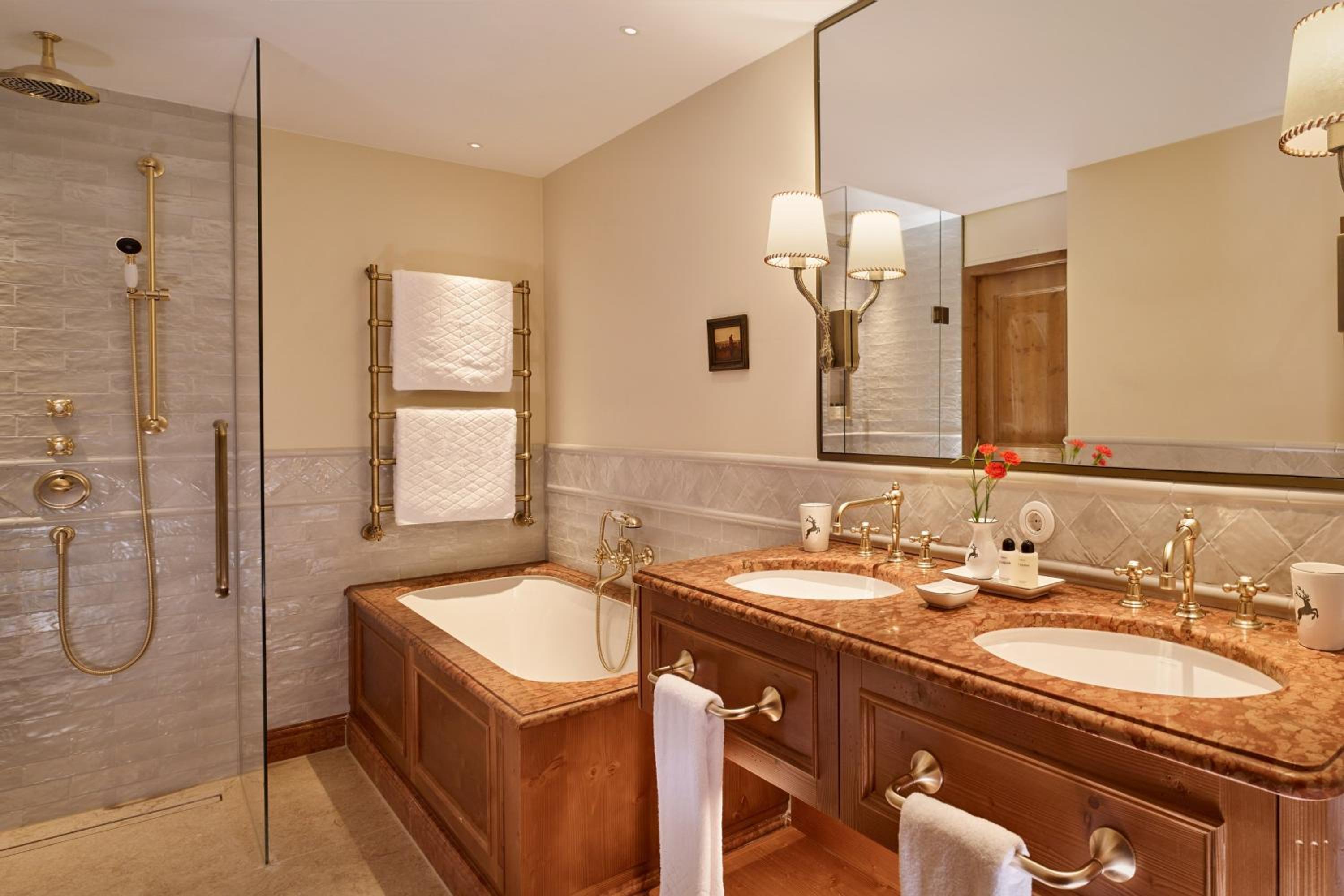Deluxe Room, King - Photo 4