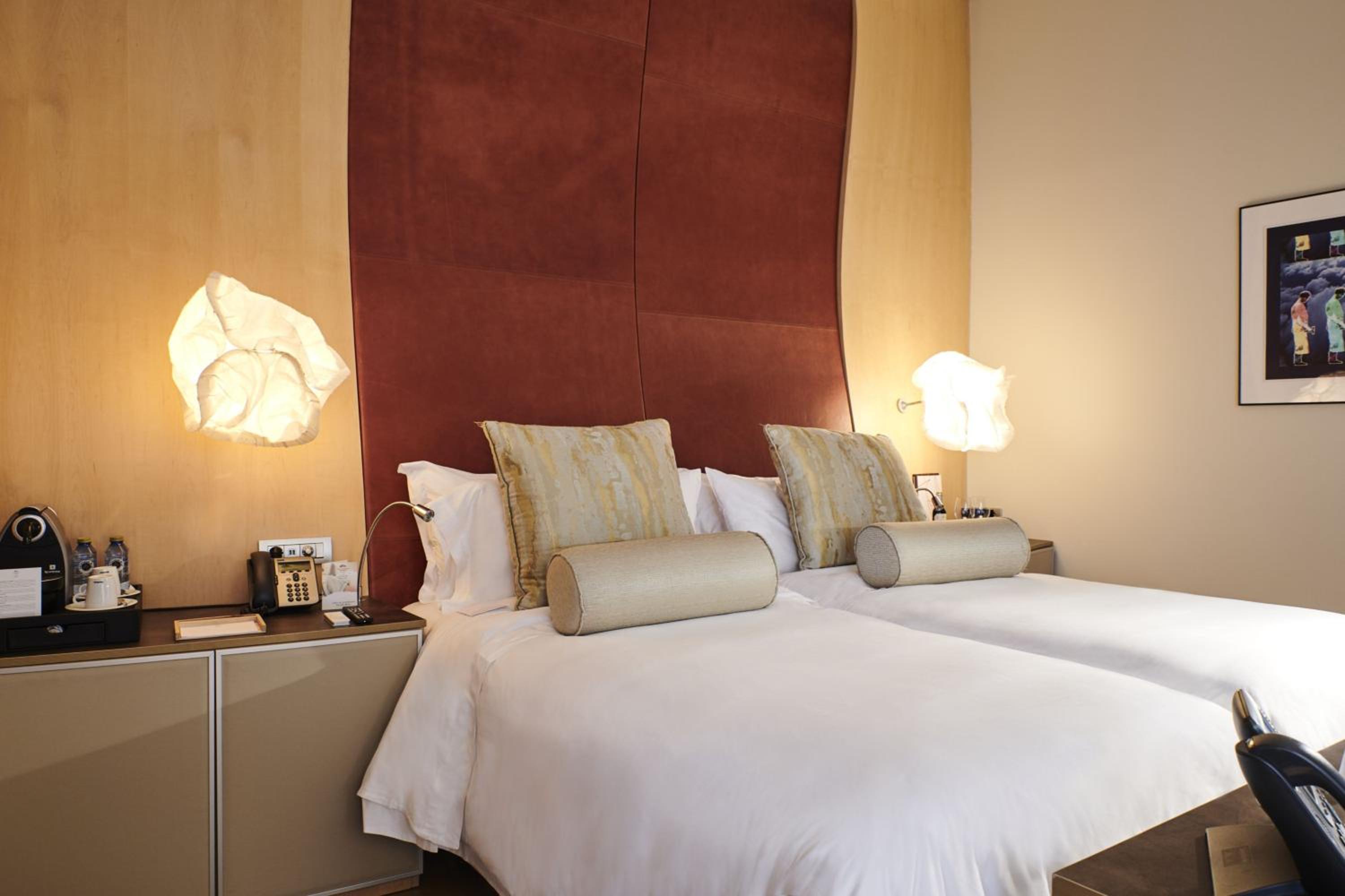 Deluxe Gehry, Guest room, 1 King, Winery view, Mountain view