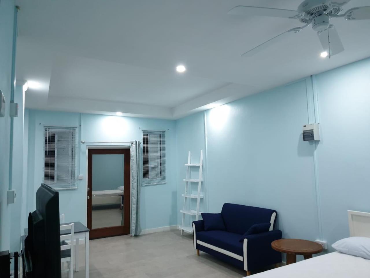 One-Bedroom Apartment photo 1