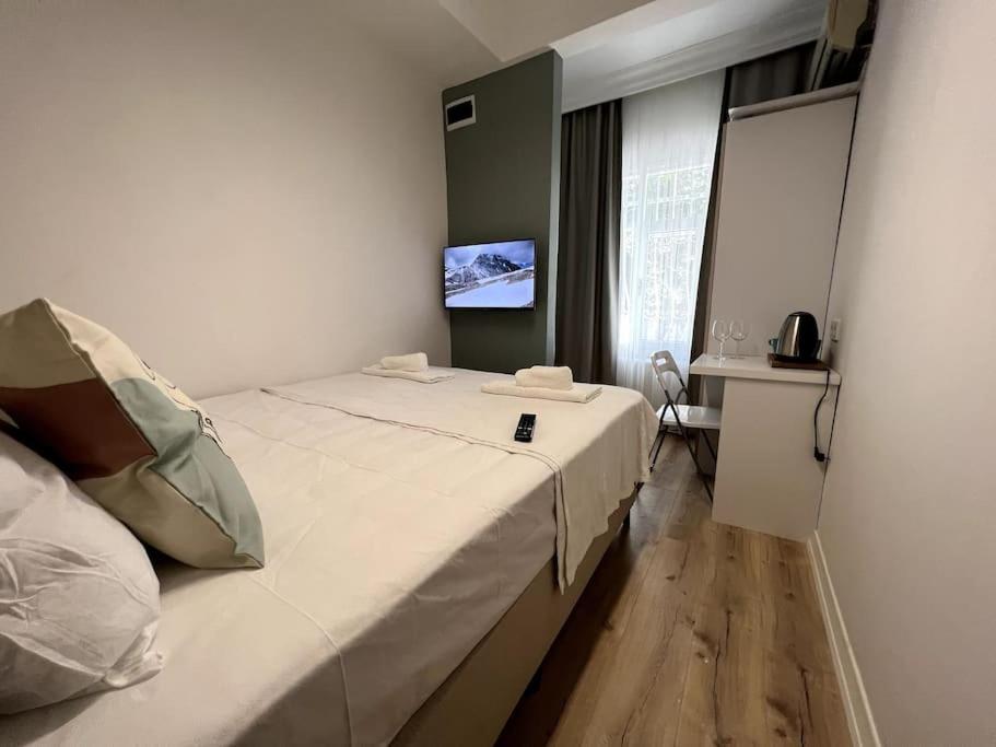 One-Bedroom Apartment with City View photo 2