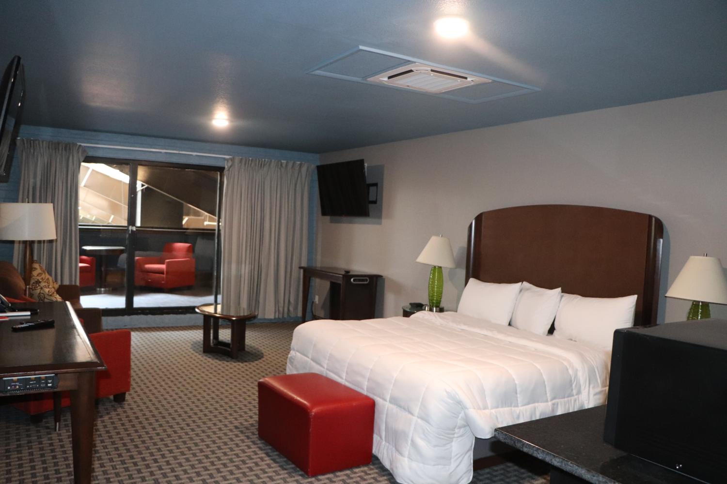 King Suite with Balcony photo 2