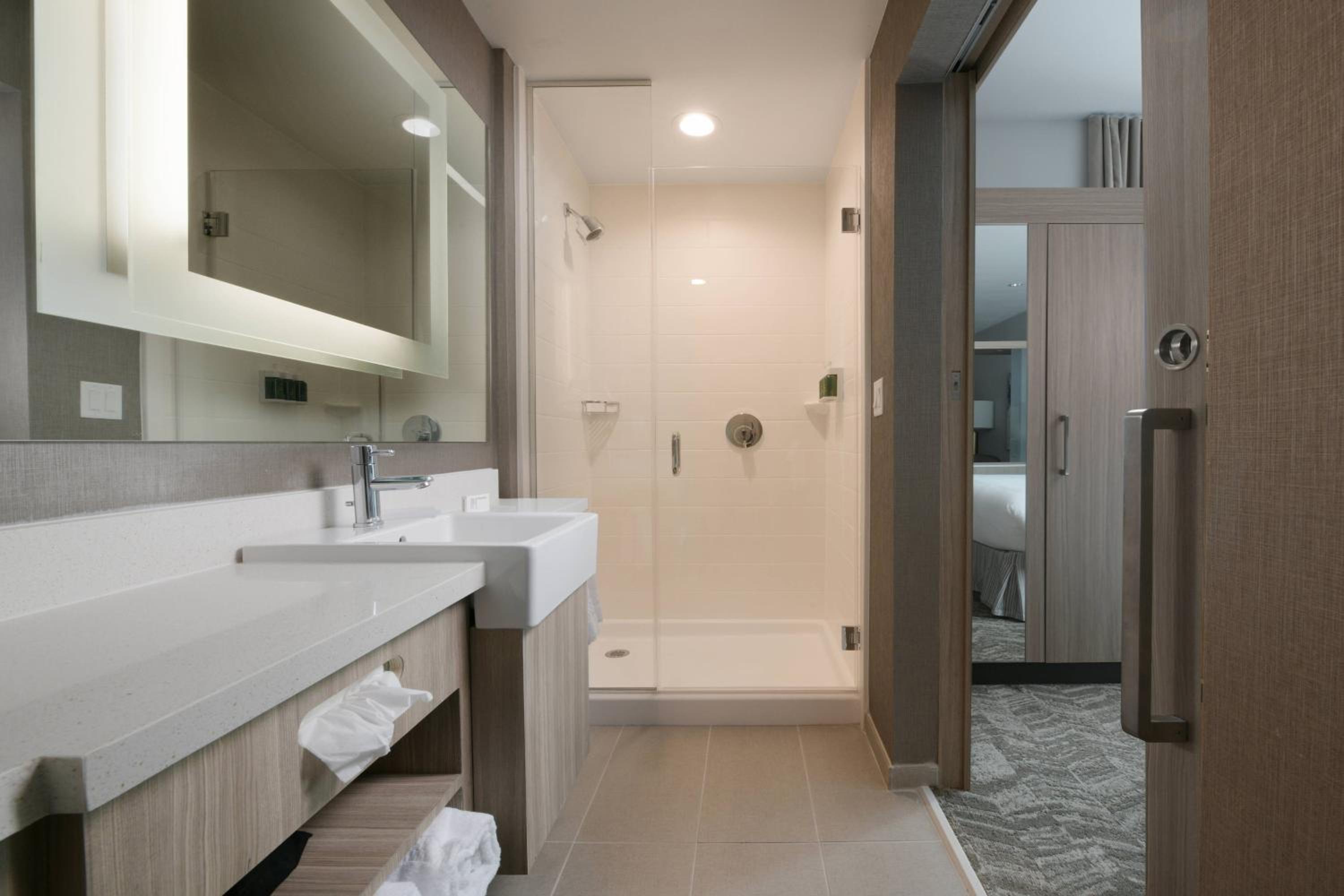 Suite with Two Queen Beds and Adapted Tub - Mobility Accessible - Photo 3