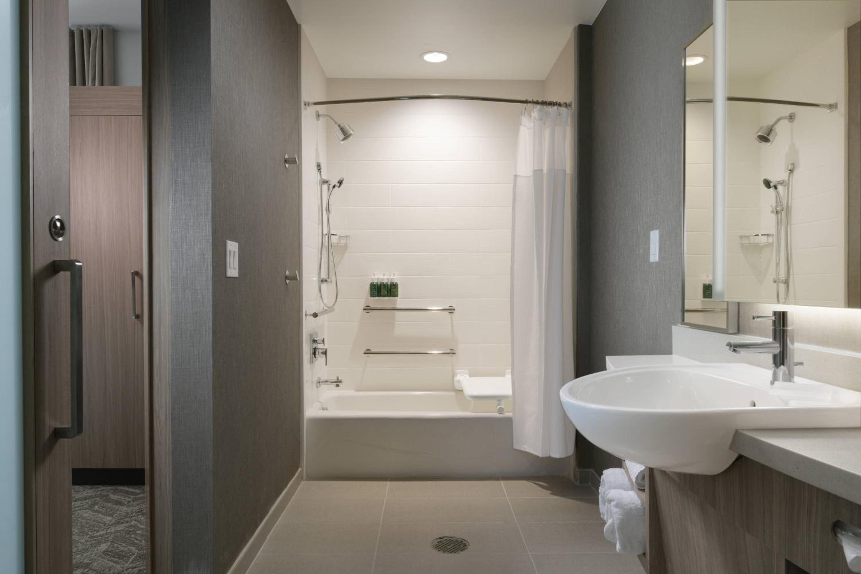Suite with Two Queen Beds and Adapted Tub - Mobility Accessible - Photo 6