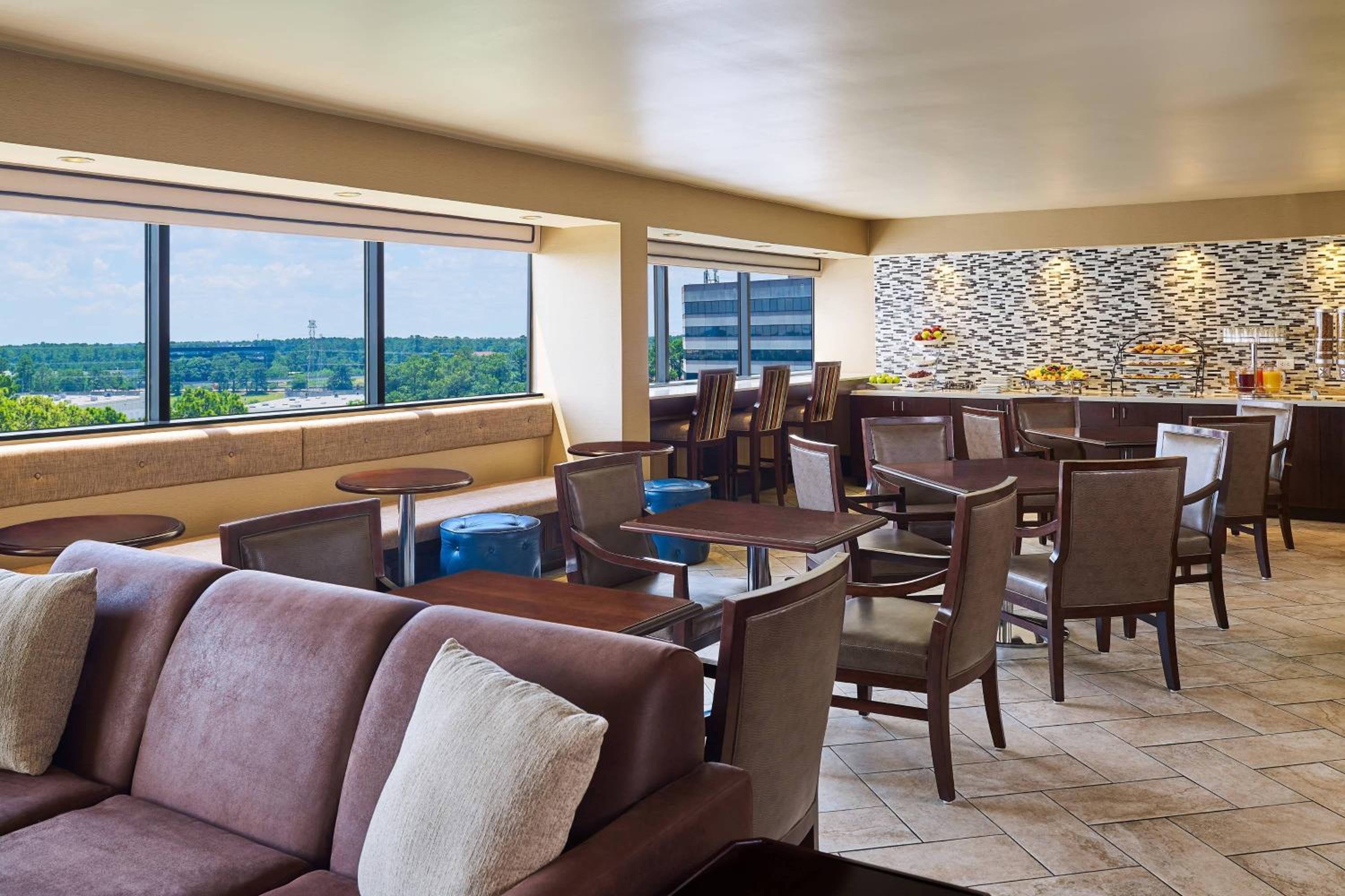 Club Level King Room with Adapted Tub - Mobility Accessible - Photo 7