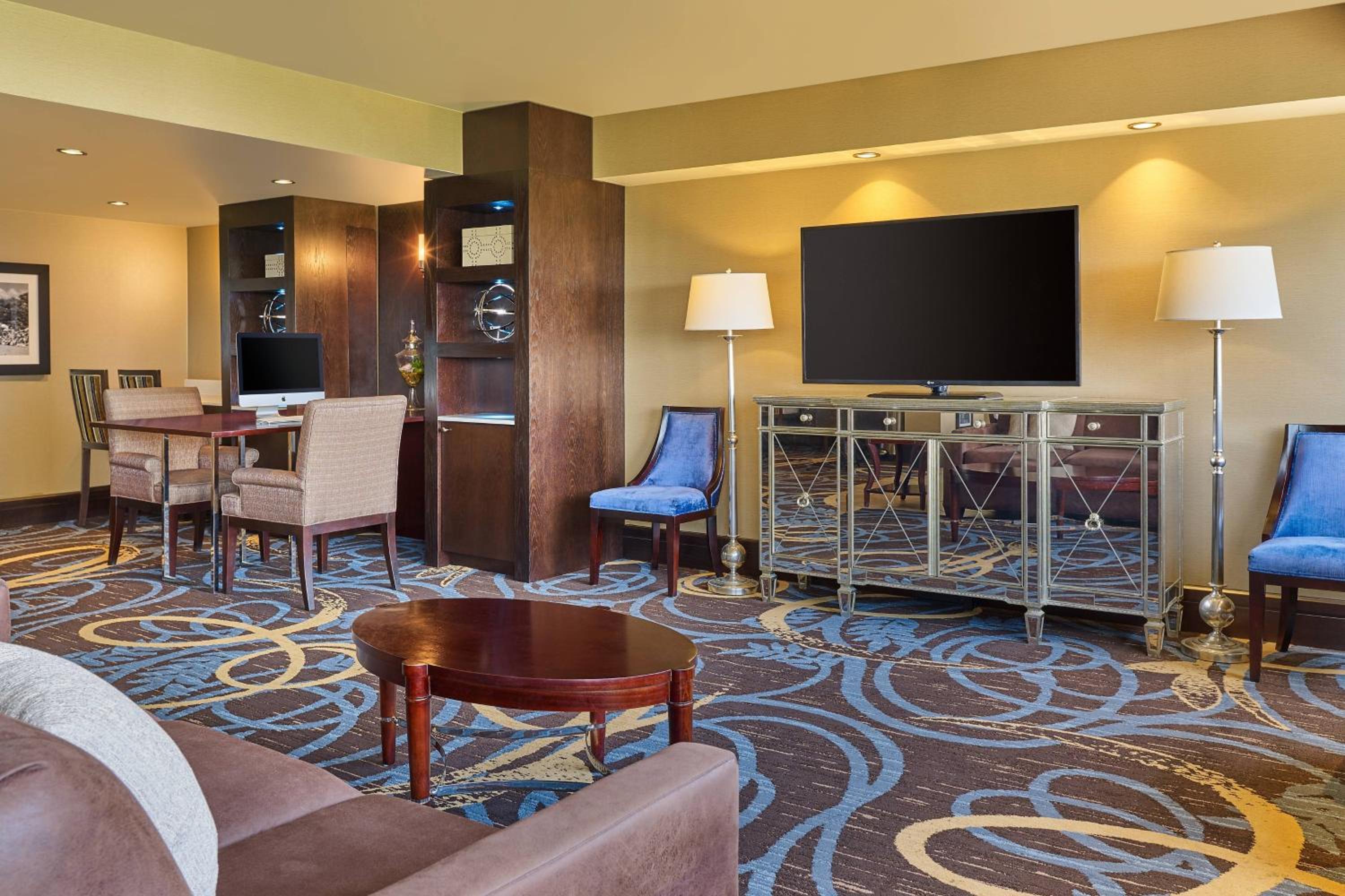 Club Level King Room with Adapted Tub - Mobility Accessible - Photo 3
