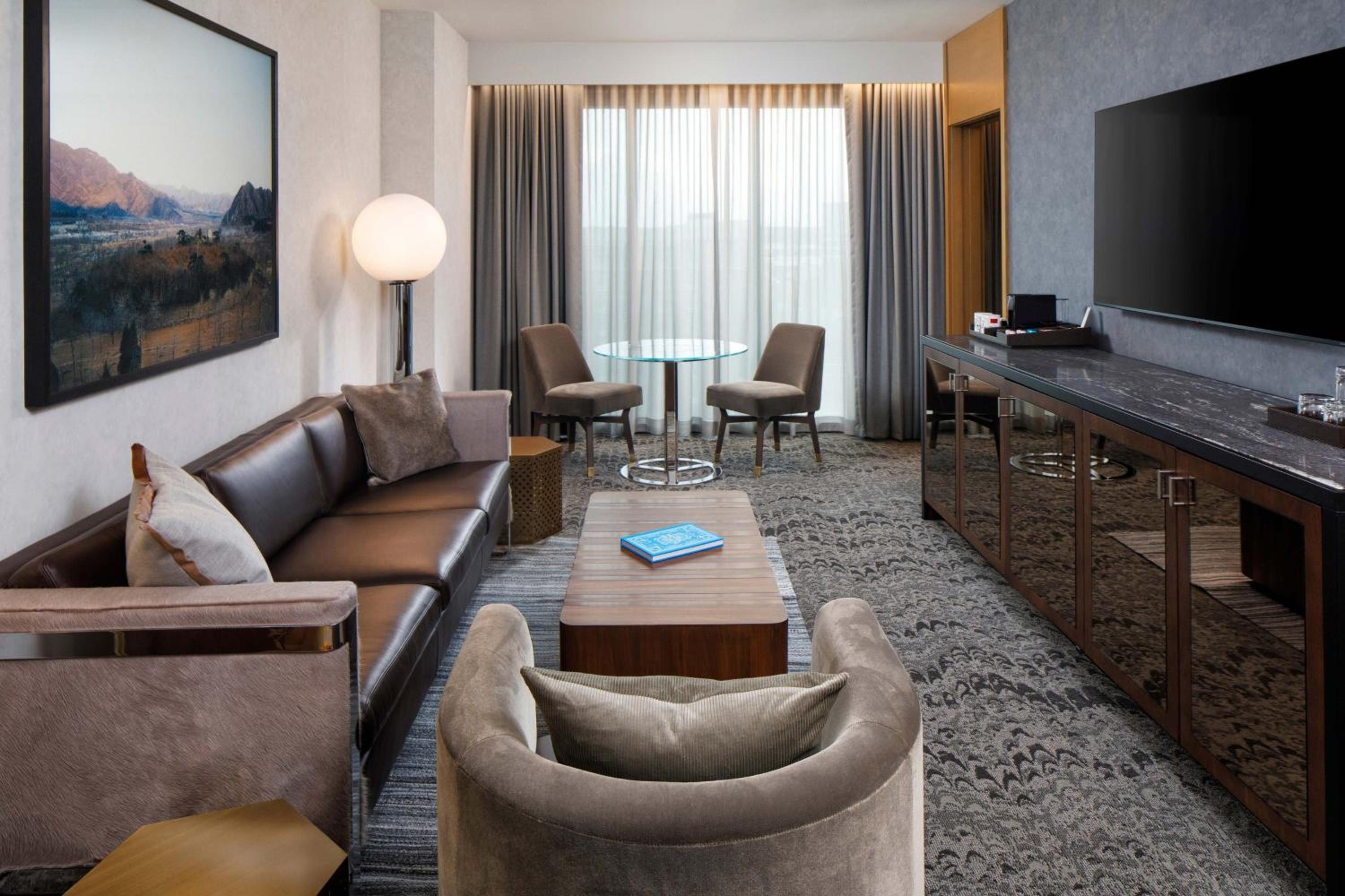Luxury King Suite with City View - Photo 3