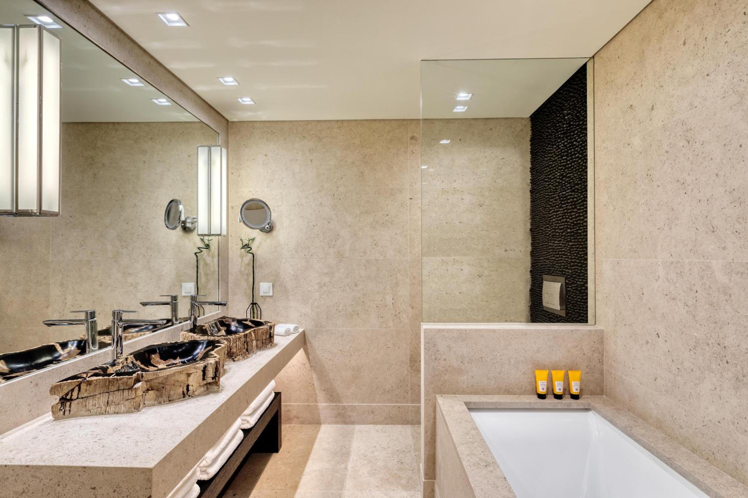 Family Retreat, 2 Bedroom Suite, Sea view, Corner room