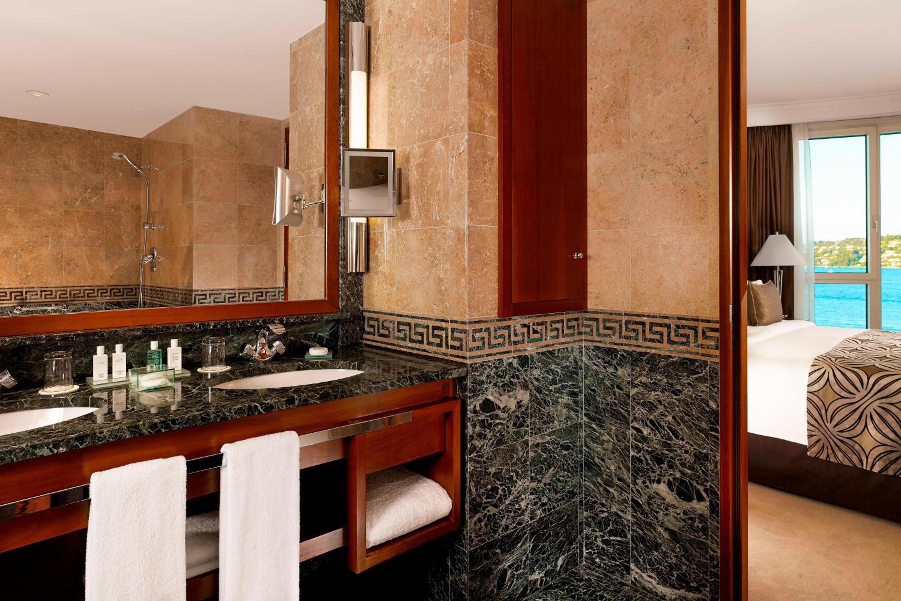 Large Junior King Suite with Lake View