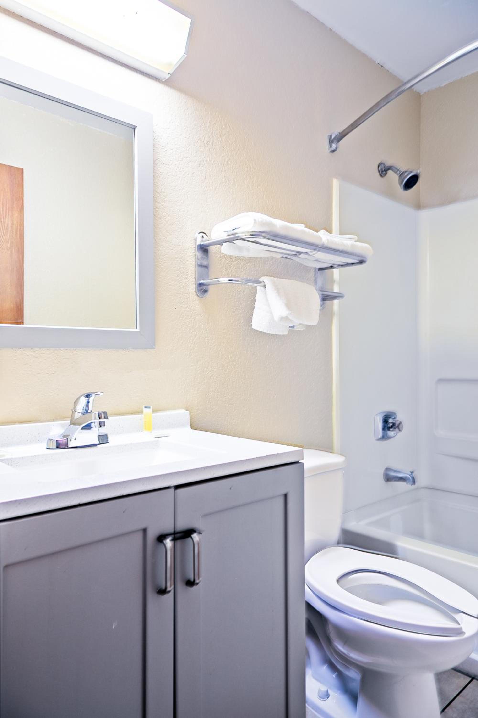 Queen Room - Disability Access - Non-Smoking photo 2