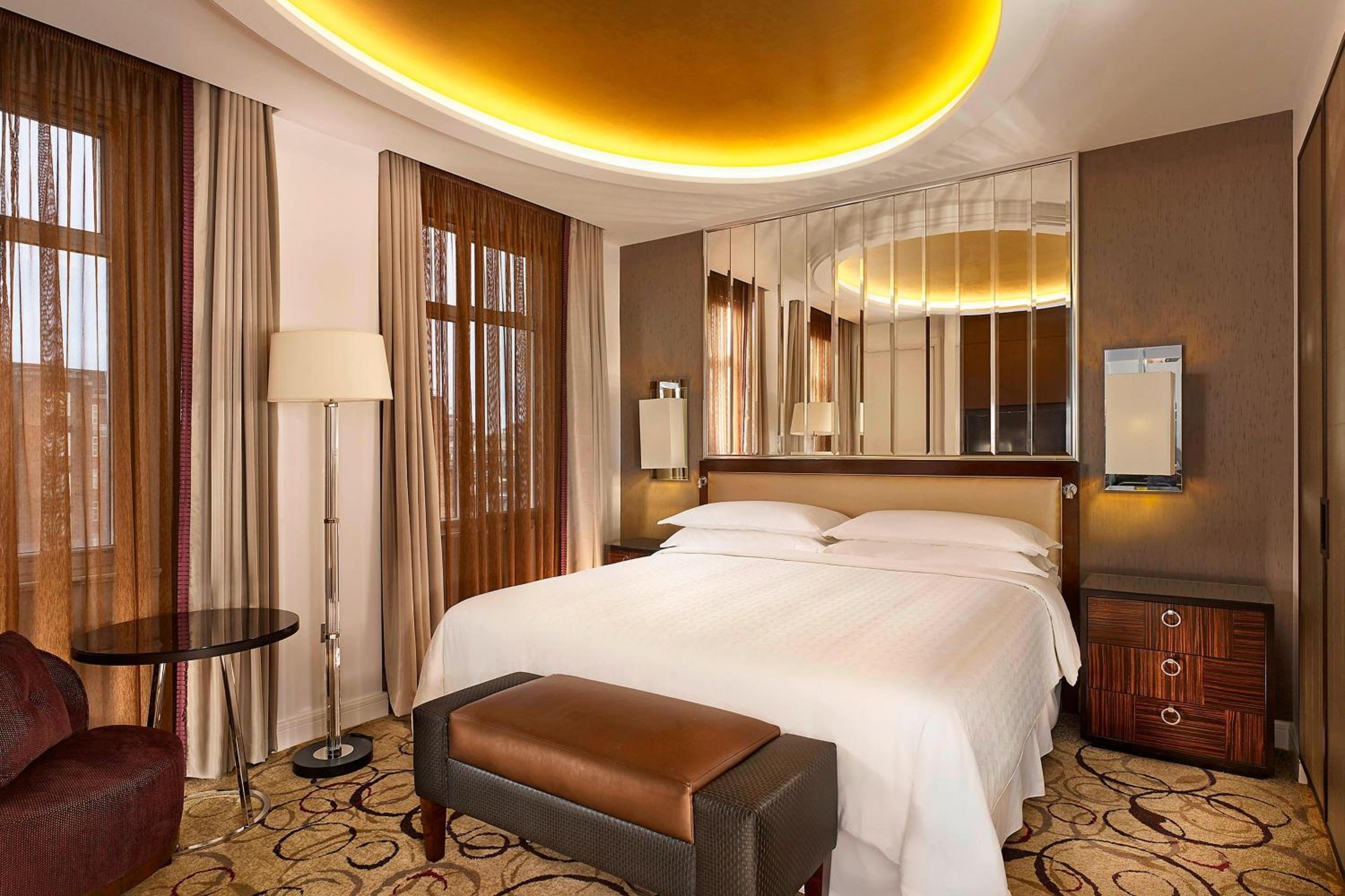 Superior King Room with Park View photo 2