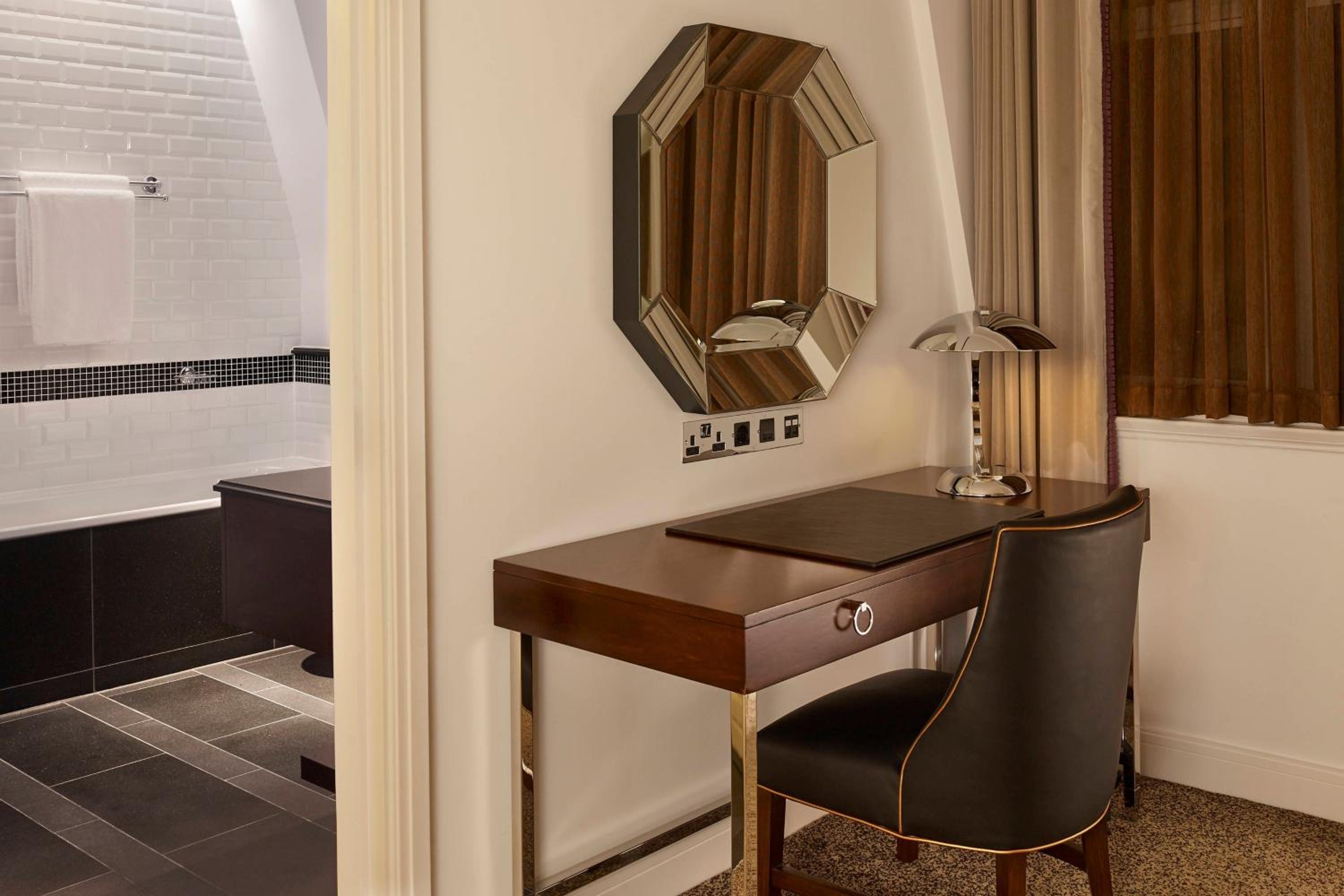 Club King Room - Club Lounge Access photo 1