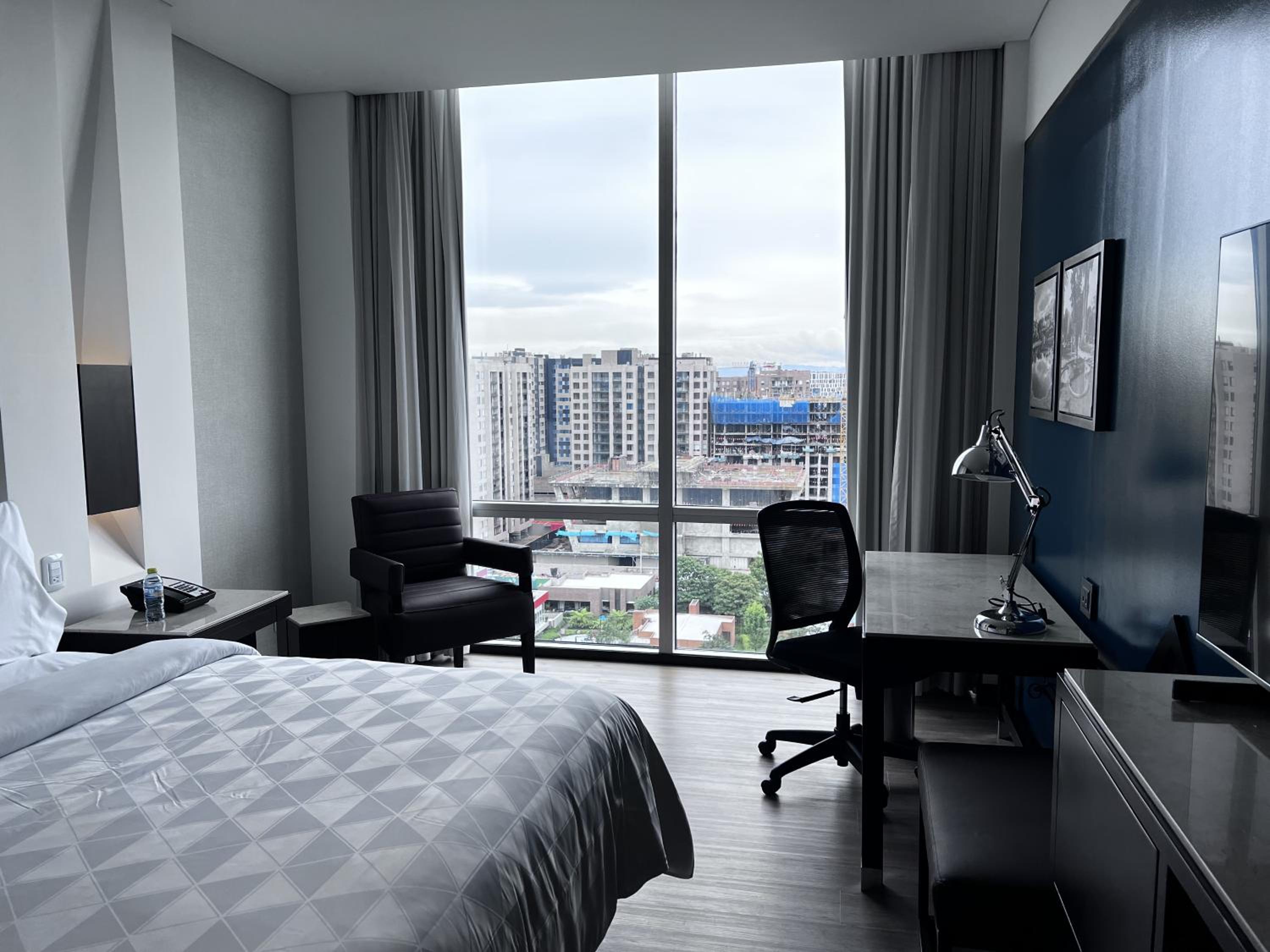 Standard King Room with City View - High Floor photo 3