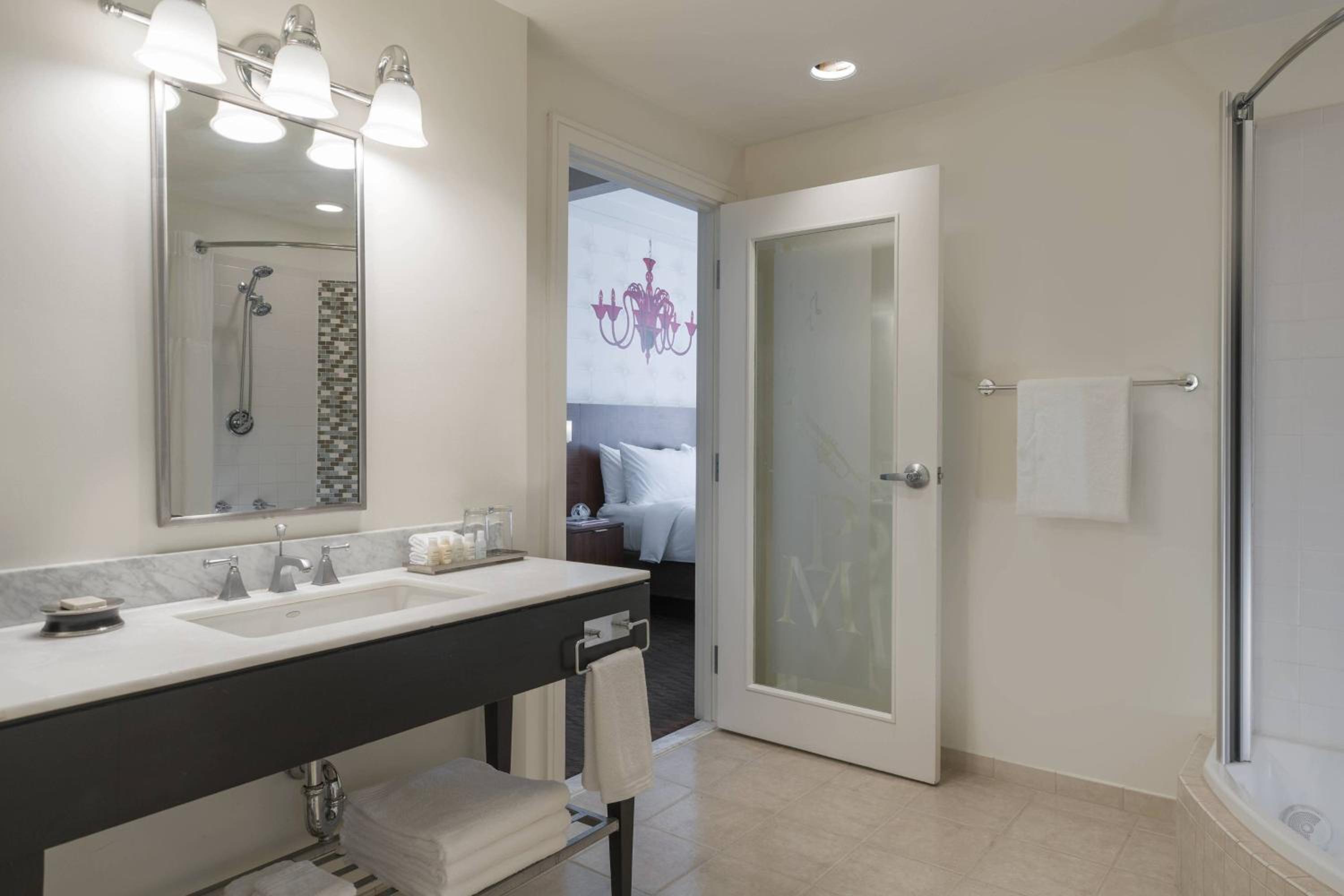 King Suite - Photo 5
