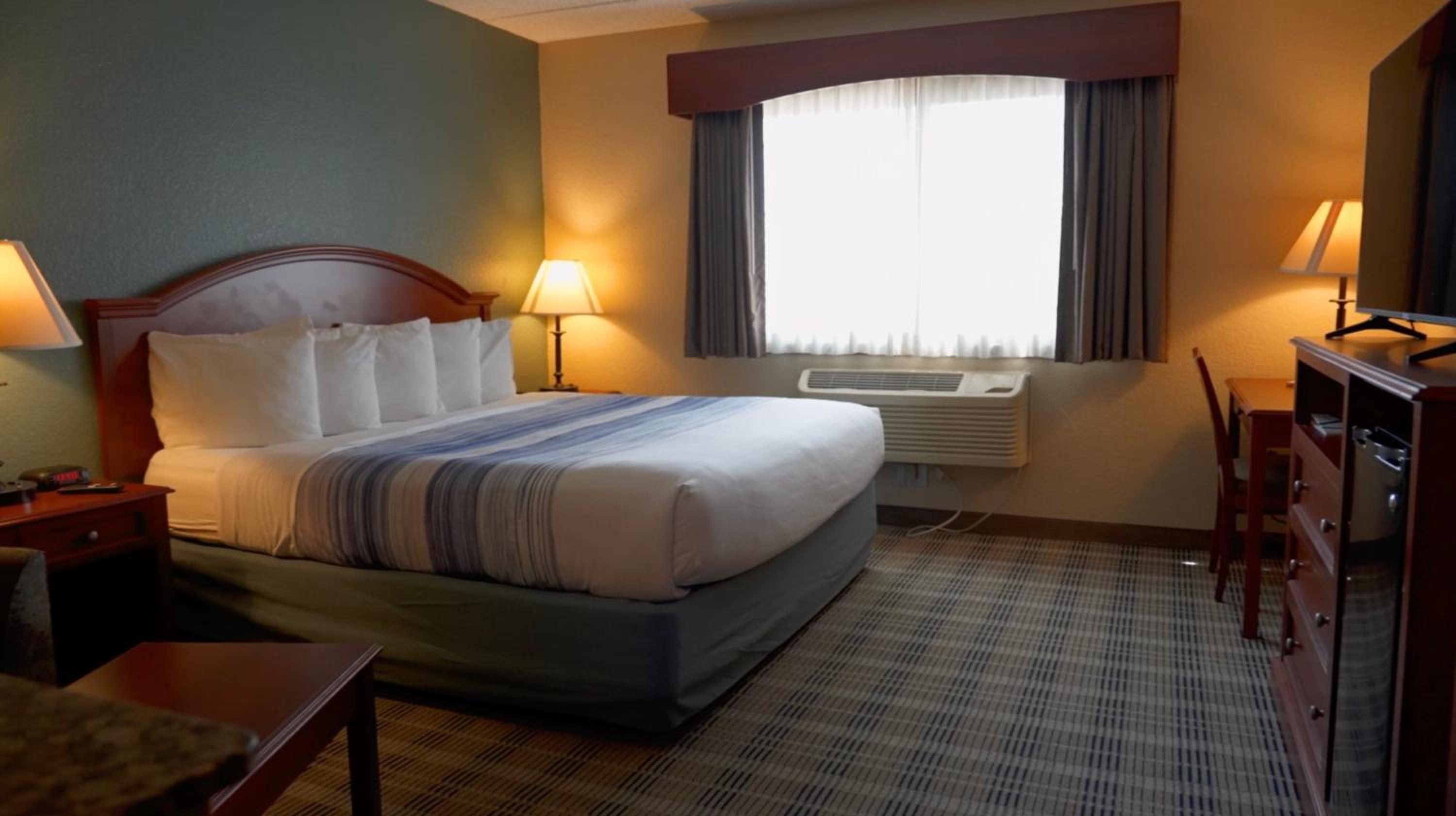 King Room - Non-Smoking - Photo 1