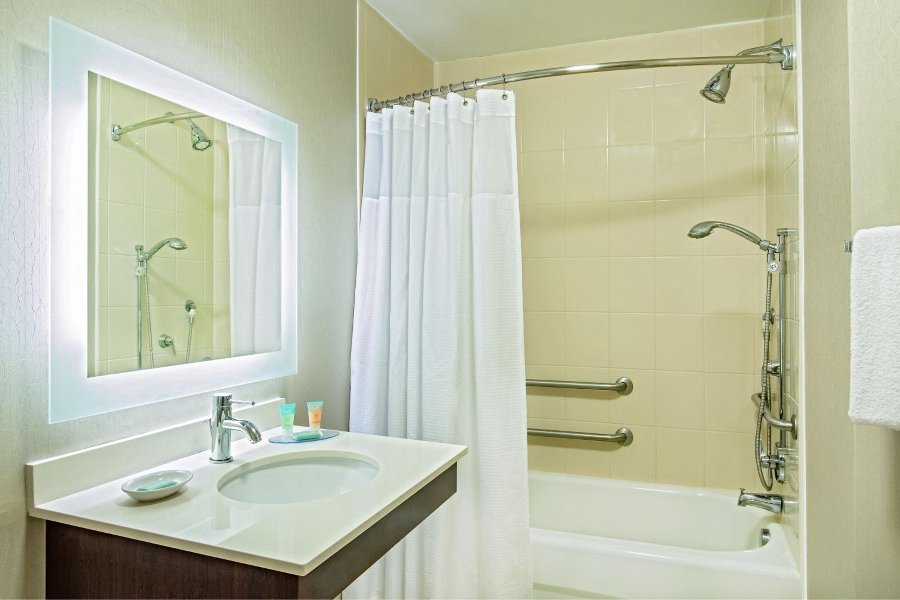 Double Suite with Two Double Beds, Bathtub and Trundle Sofa - Mobility Access/Hearing Accessible - Photo 11