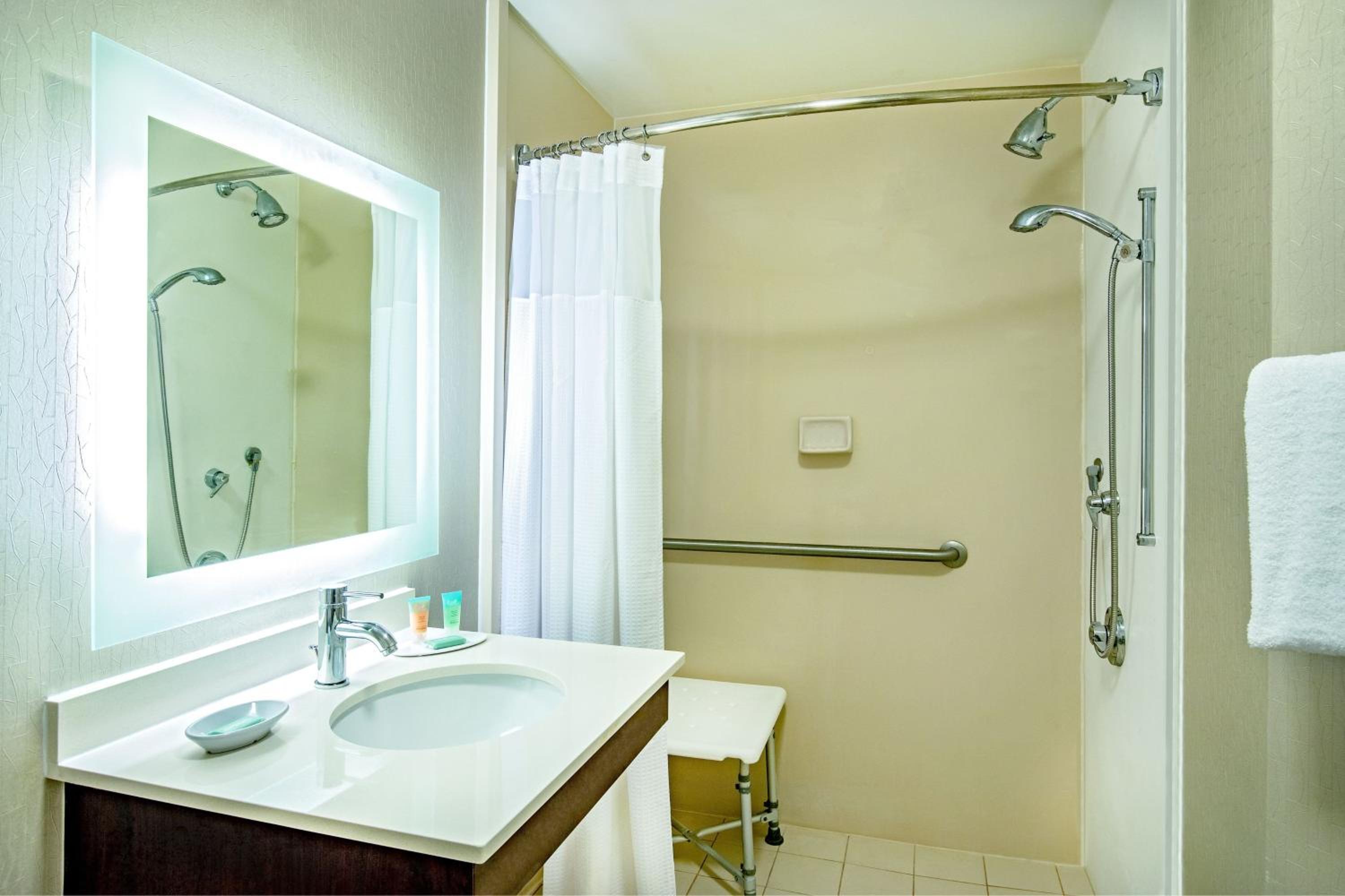 Double Suite with Two Double Beds, Bathtub and Trundle Sofa - Mobility Access/Hearing Accessible - Photo 12