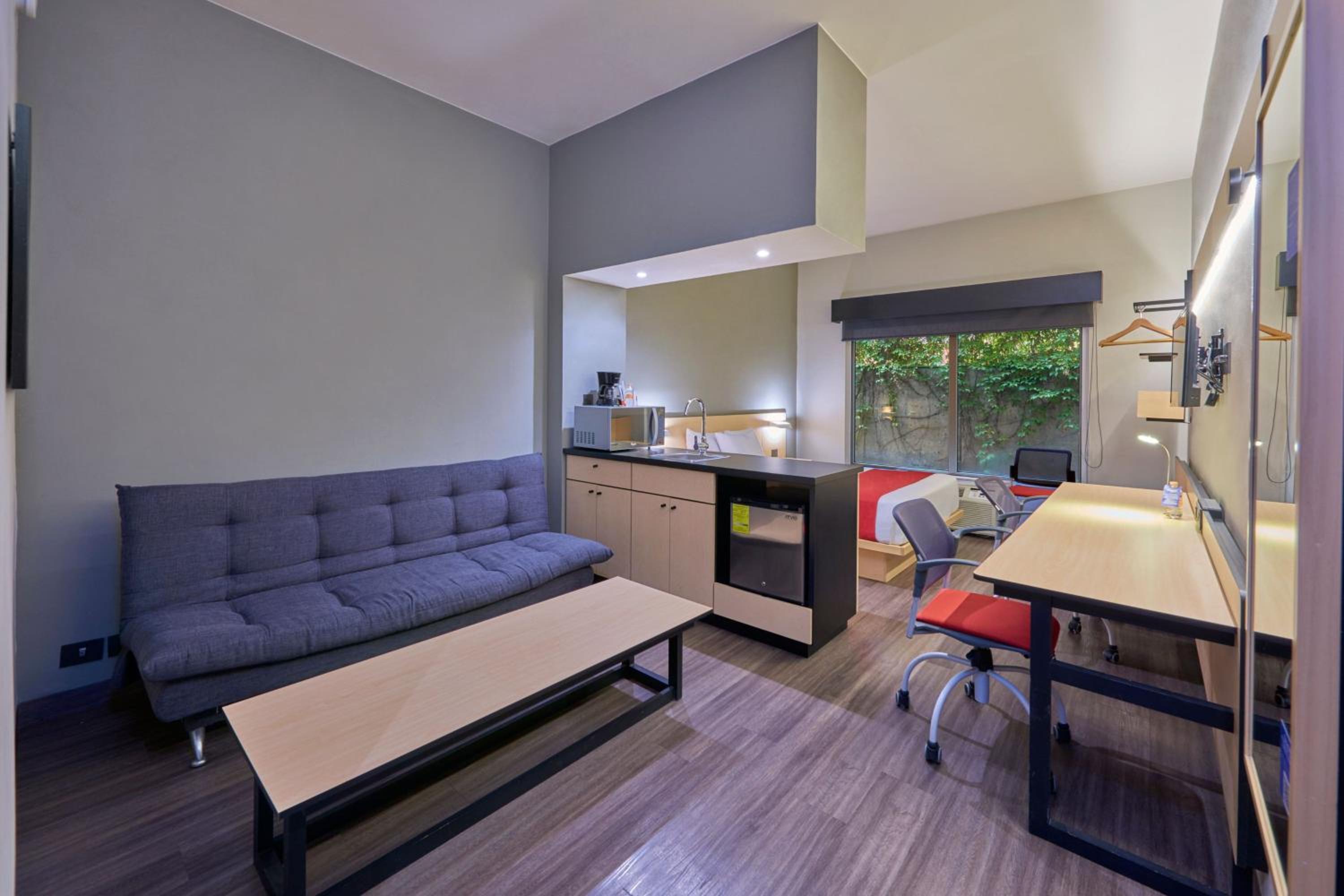 Superior Queen Room with Sofa Bed - Photo 4