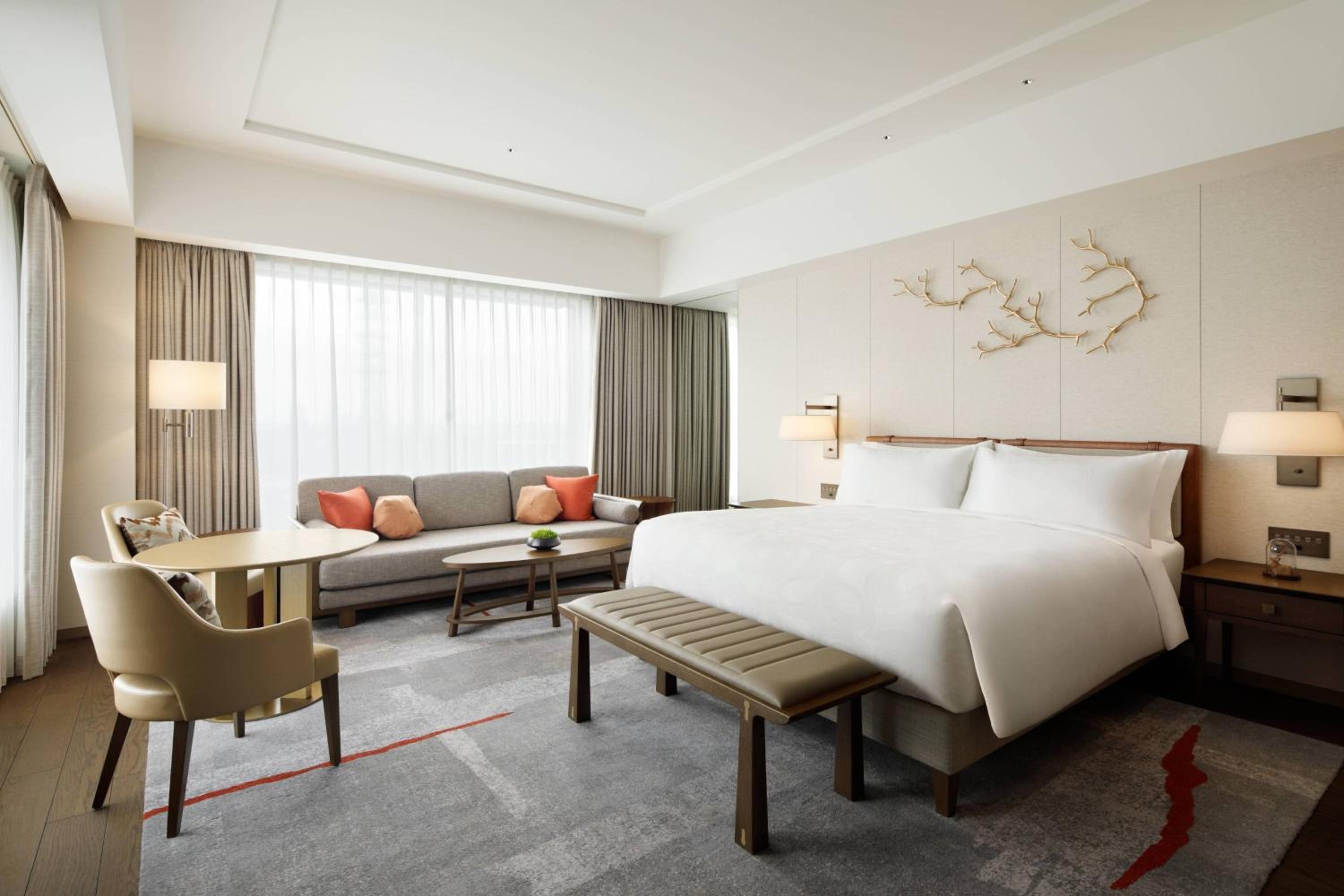 Griffin Junior Suite, Junior Suite, 1 King, Sofa bed, City view - Photo 1
