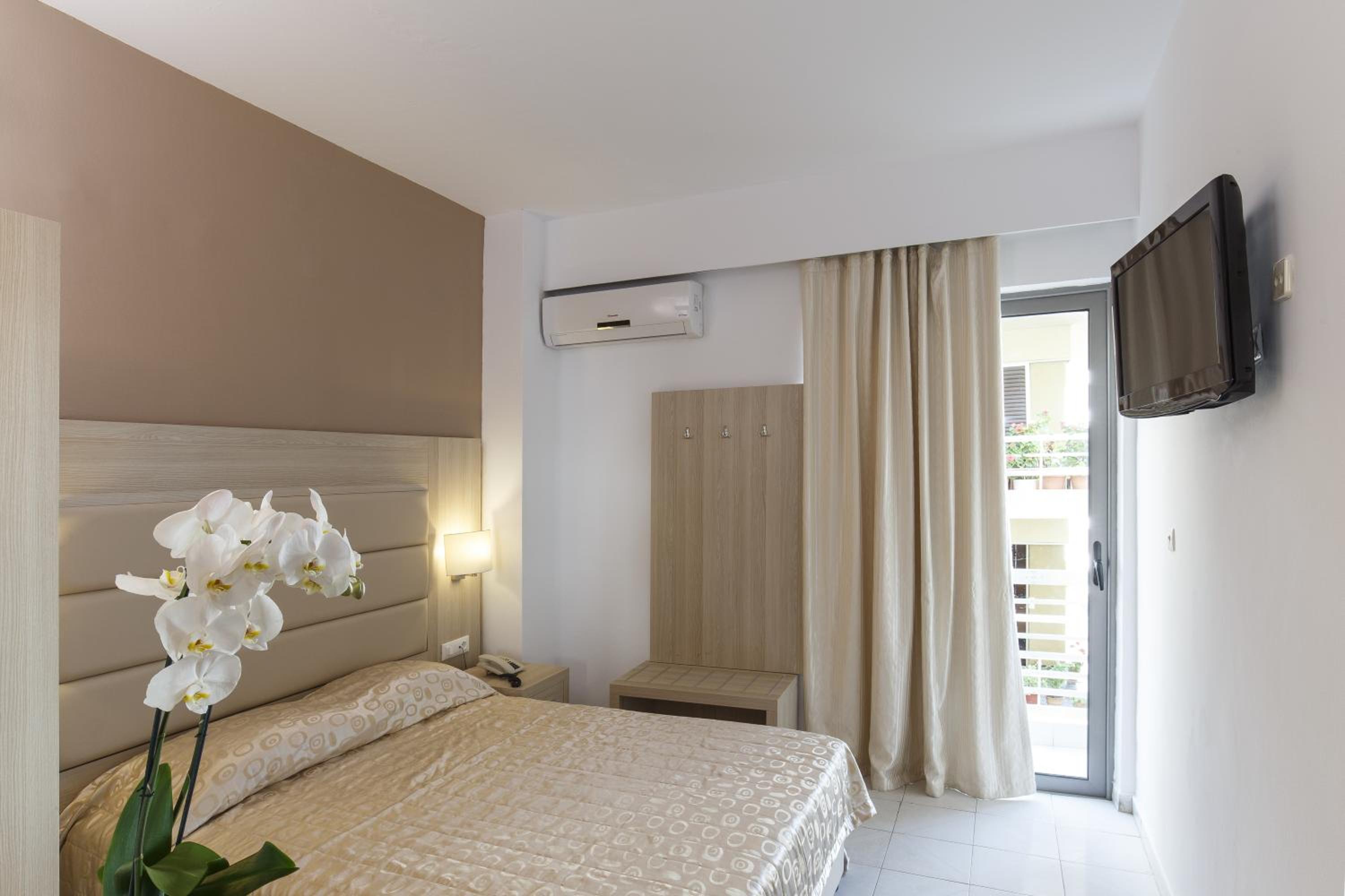 Twin Room with Balcony - Photo 8