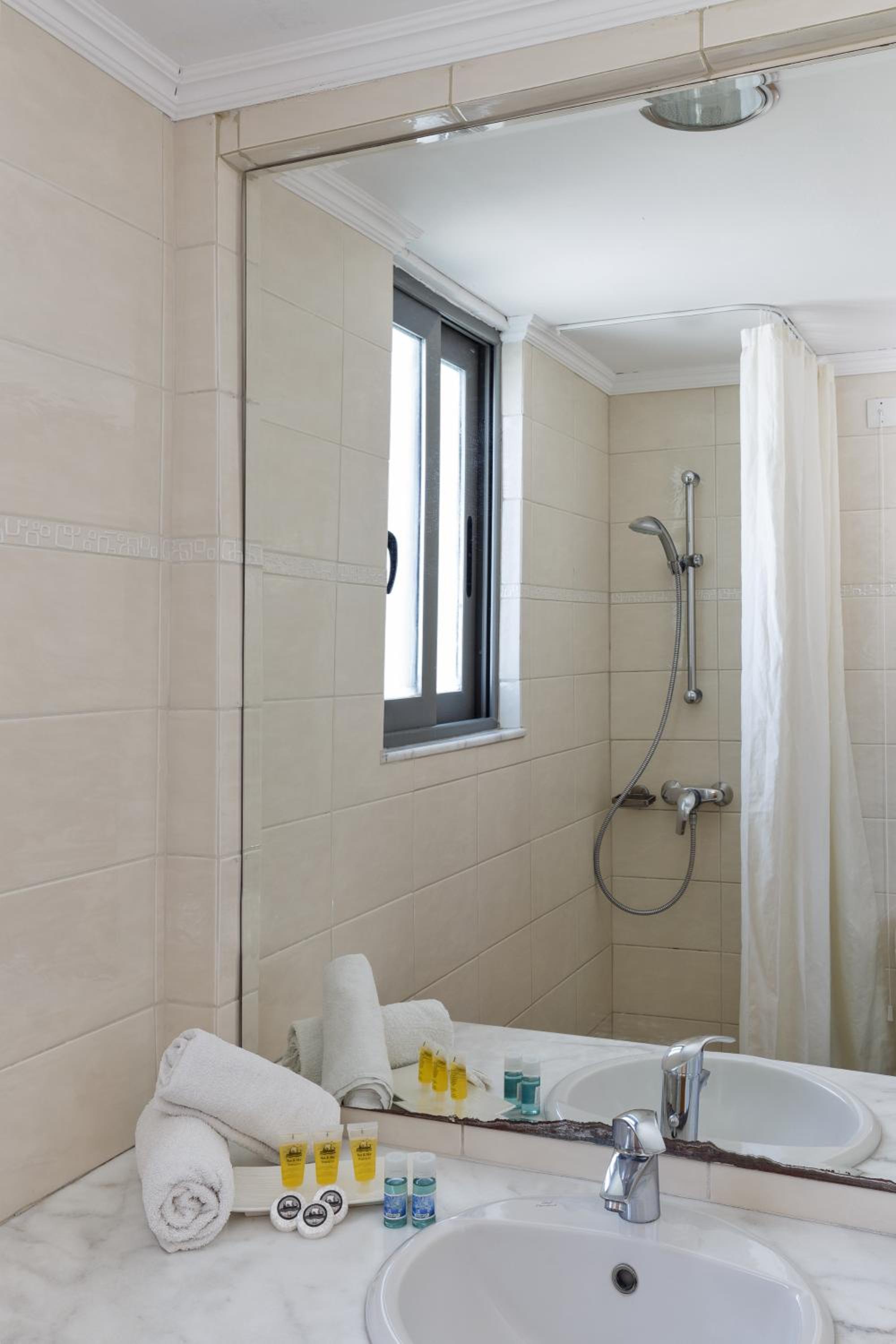 Twin Room with Side Sea View - Photo 4