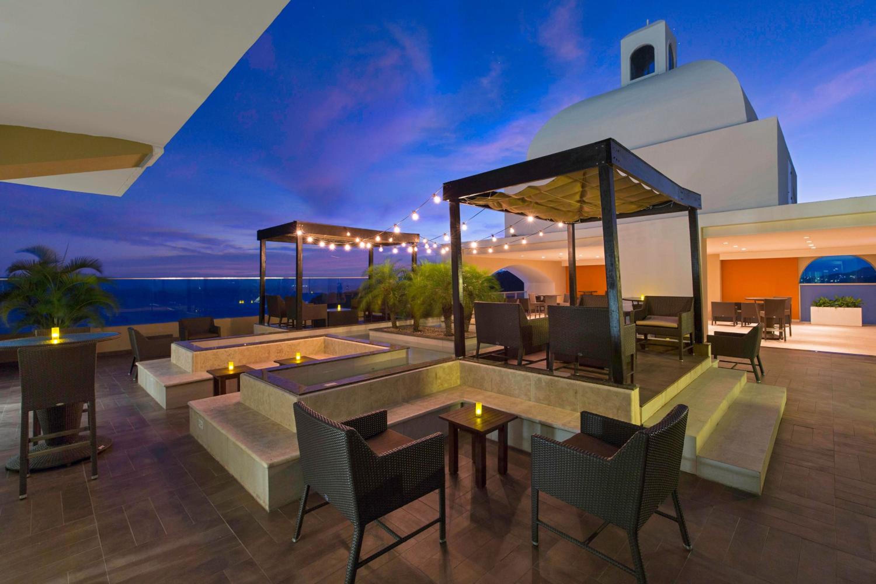 Executive, Club lounge access, Guest room, 1 King, Balcony - Photo 4