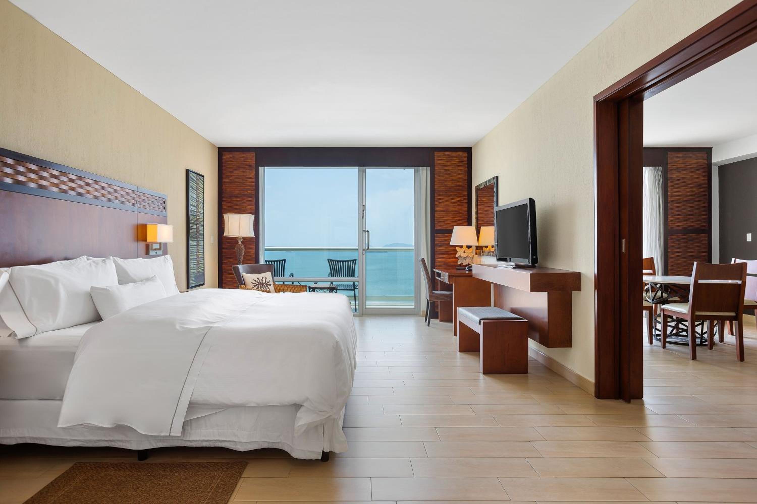 Renewal, Club lounge access, 1 Bedroom Suite, 1 King - Photo 2
