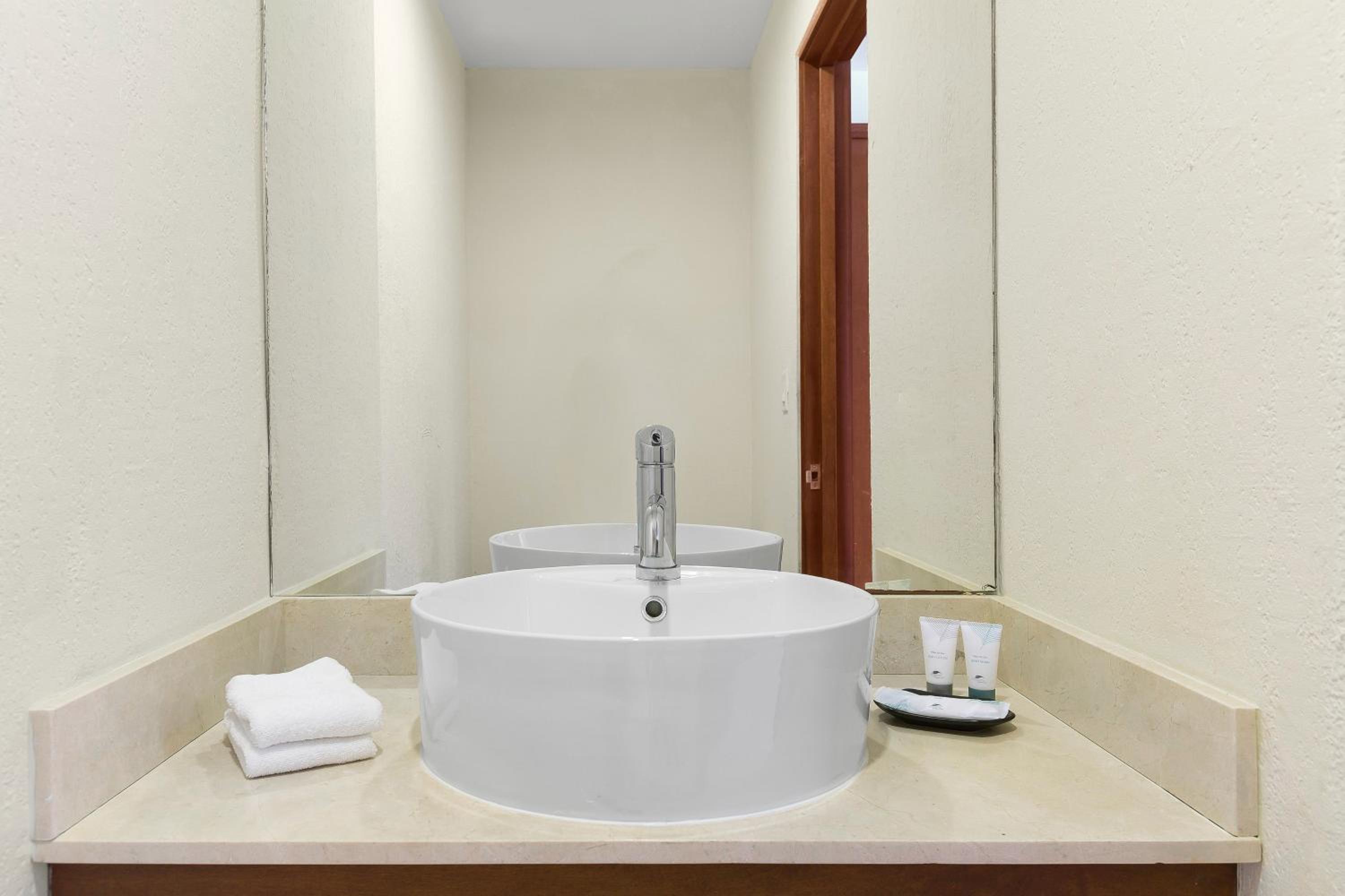 Renewal, Club lounge access, 1 Bedroom Suite, 1 King - Photo 1