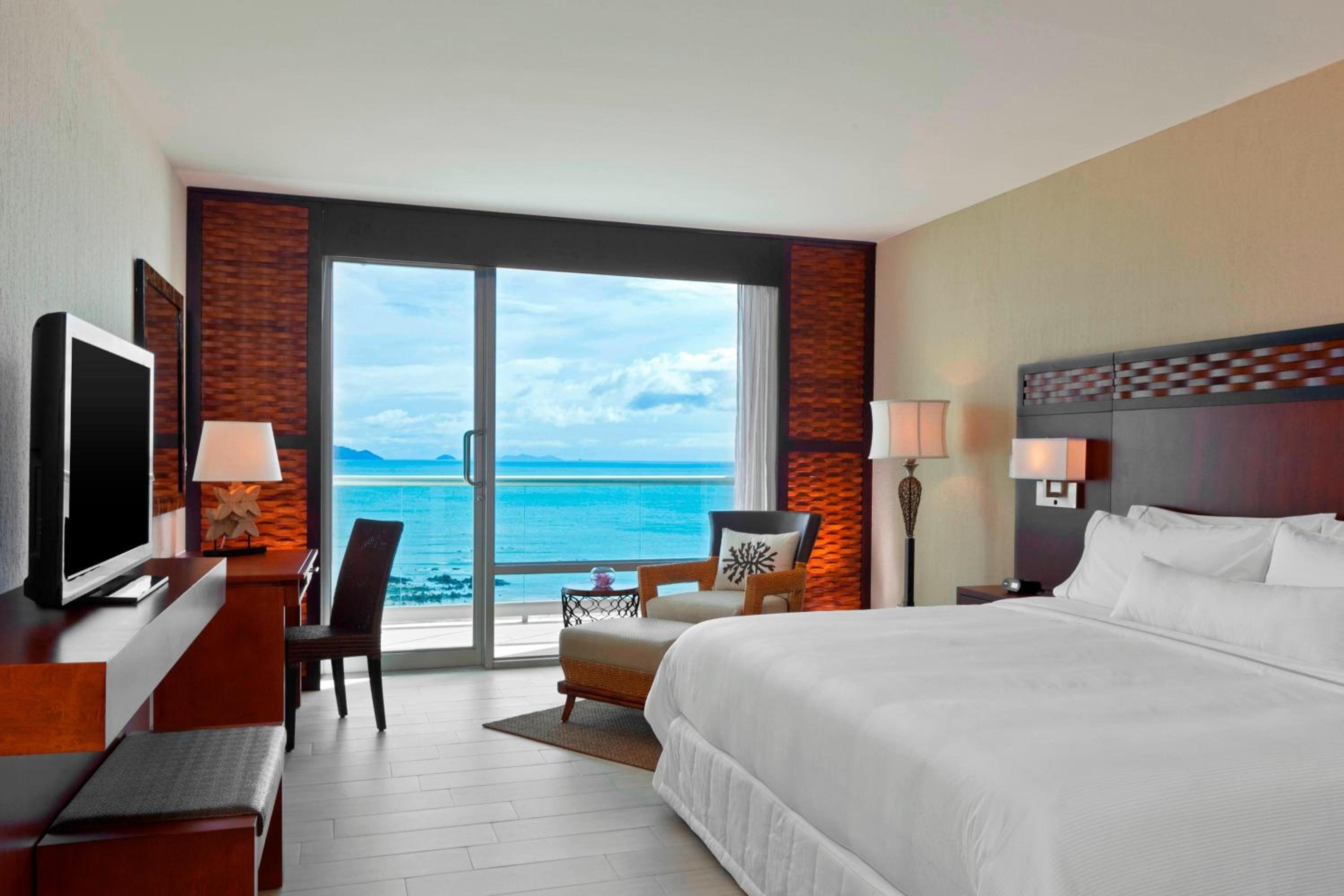 Deluxe, Guest room, 1 King, Ocean view, Balcony - Photo 4