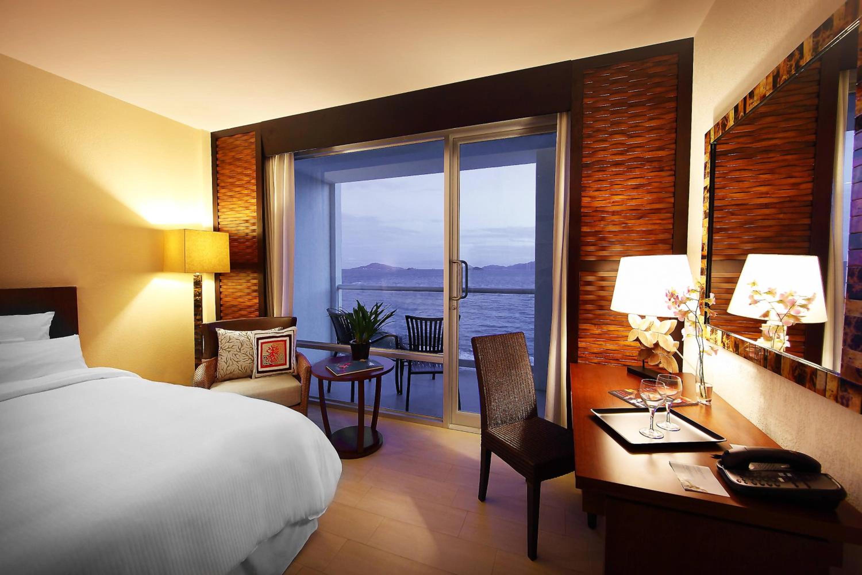 Executive, Club lounge access, Guest room, 1 King, Balcony