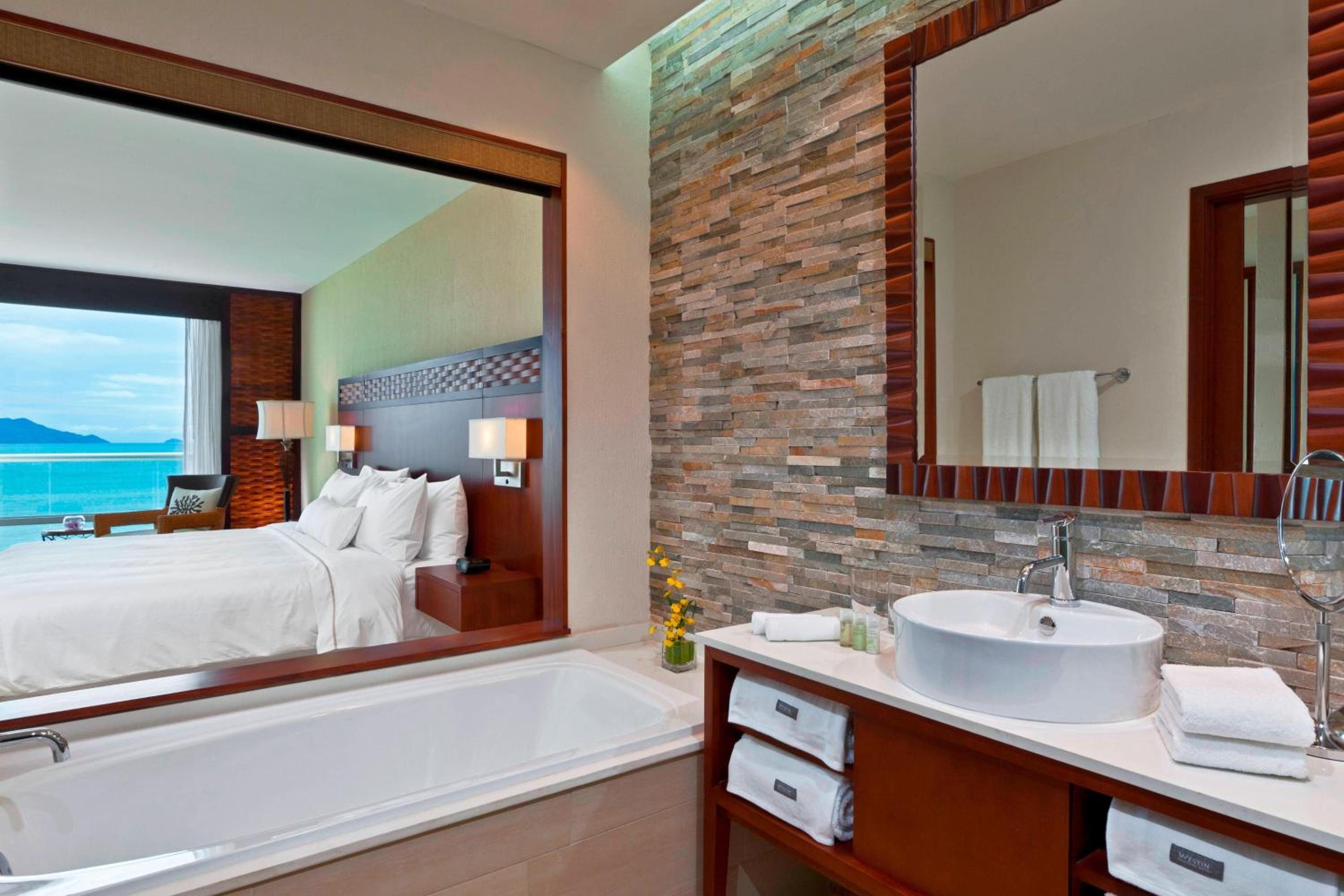 Deluxe, Guest room, 1 King, Ocean view, Balcony - Photo 5