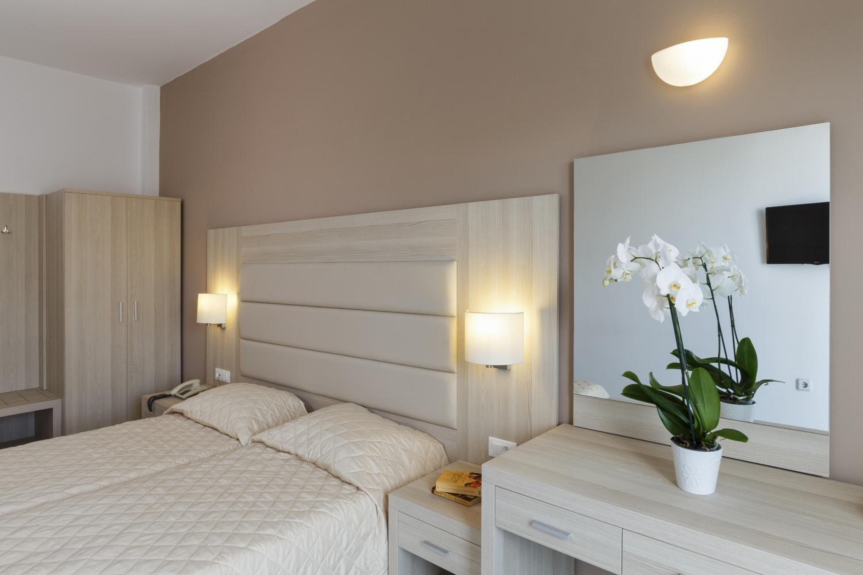 Twin Room with Balcony - Photo 6