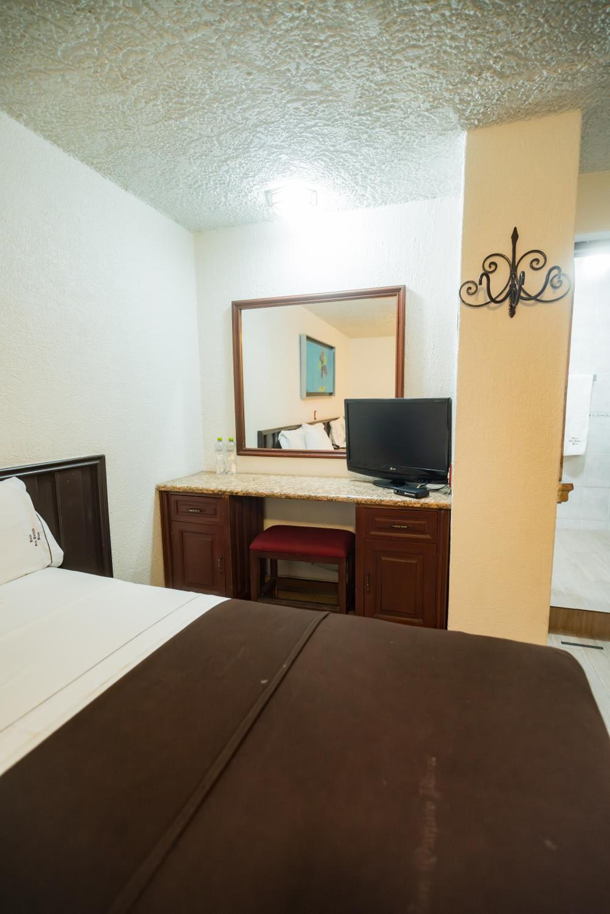 Double Room - Photo 11
