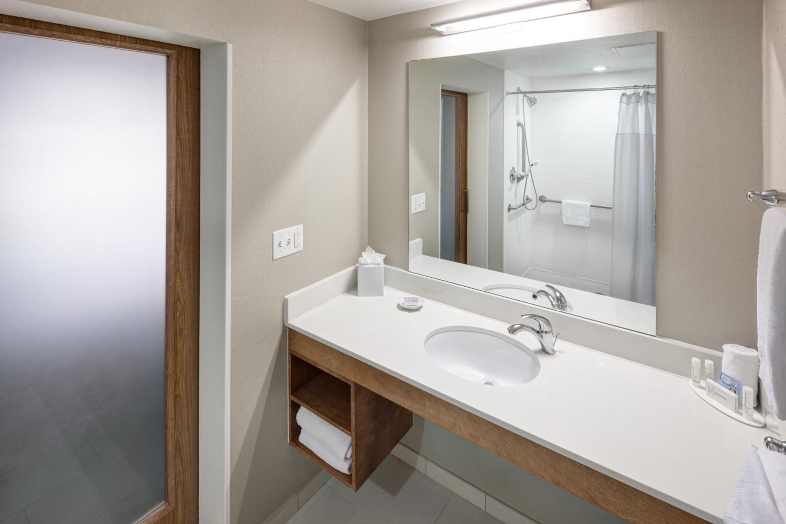 King Studio with Sofa Bed and Adapted Tub - Mobility and Hearing Accessible