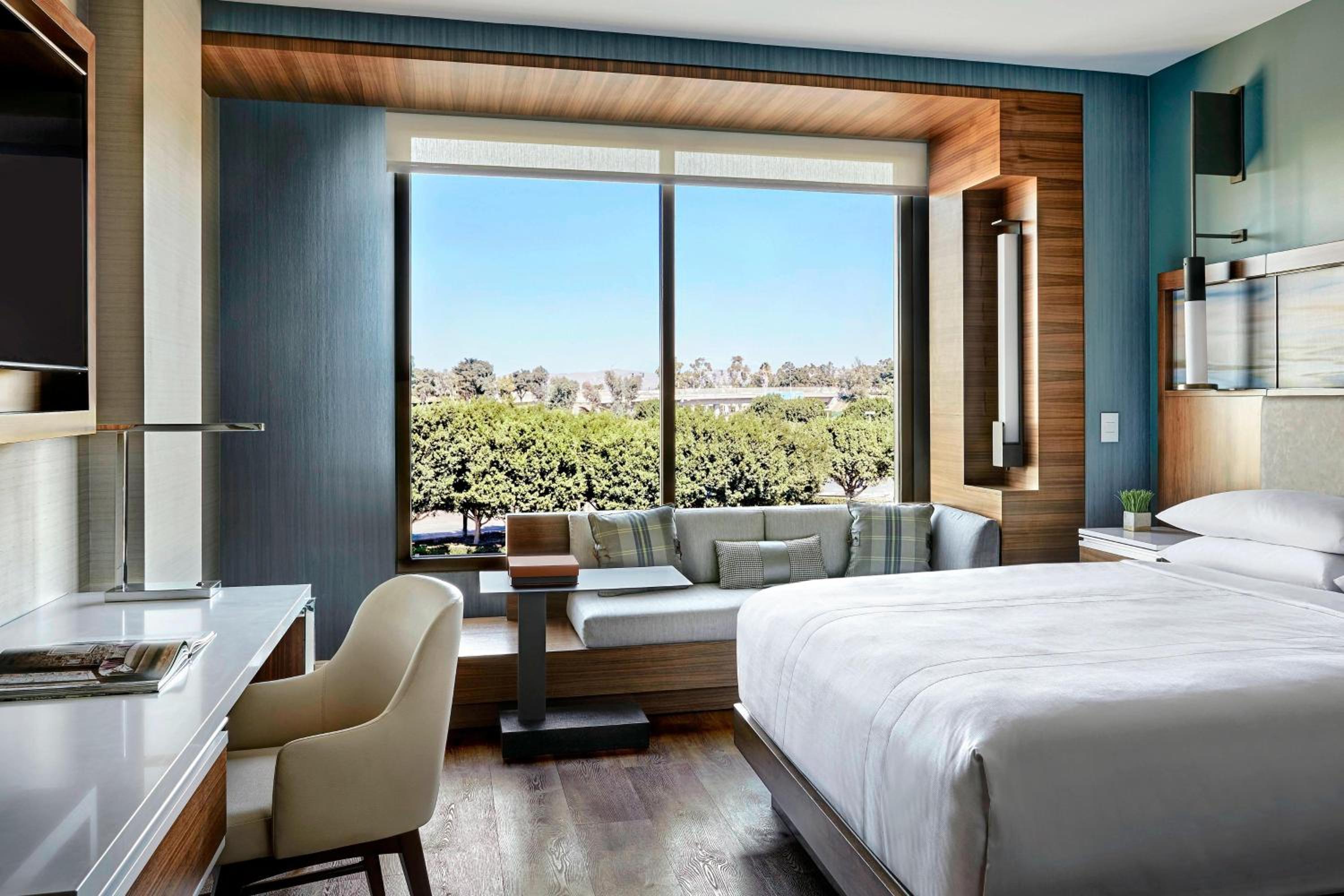 One-Bedroom Executive King Suite with Sofa Bed photo 1