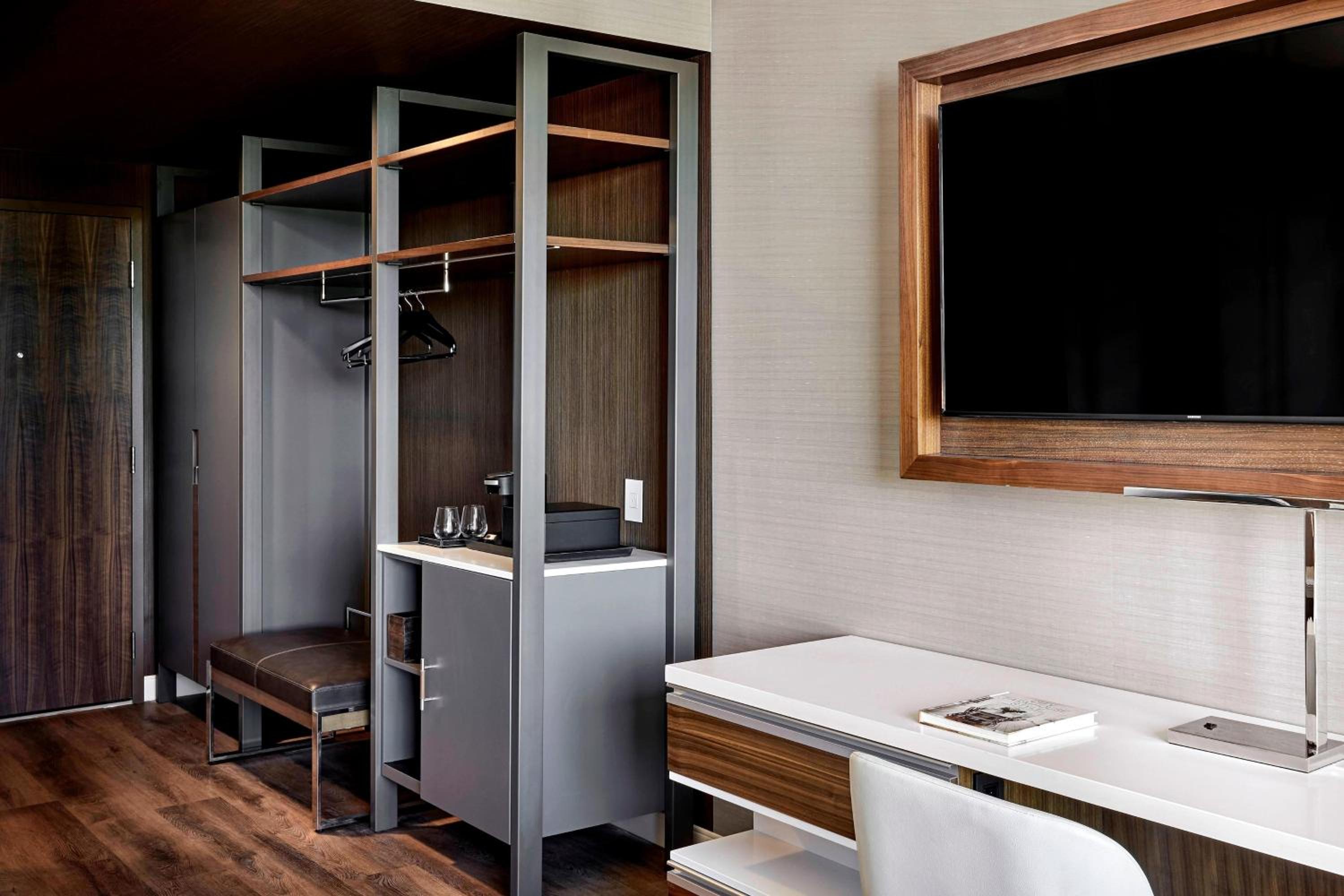 King Room with Roll-in Shower - Mobility Accessible photo 2