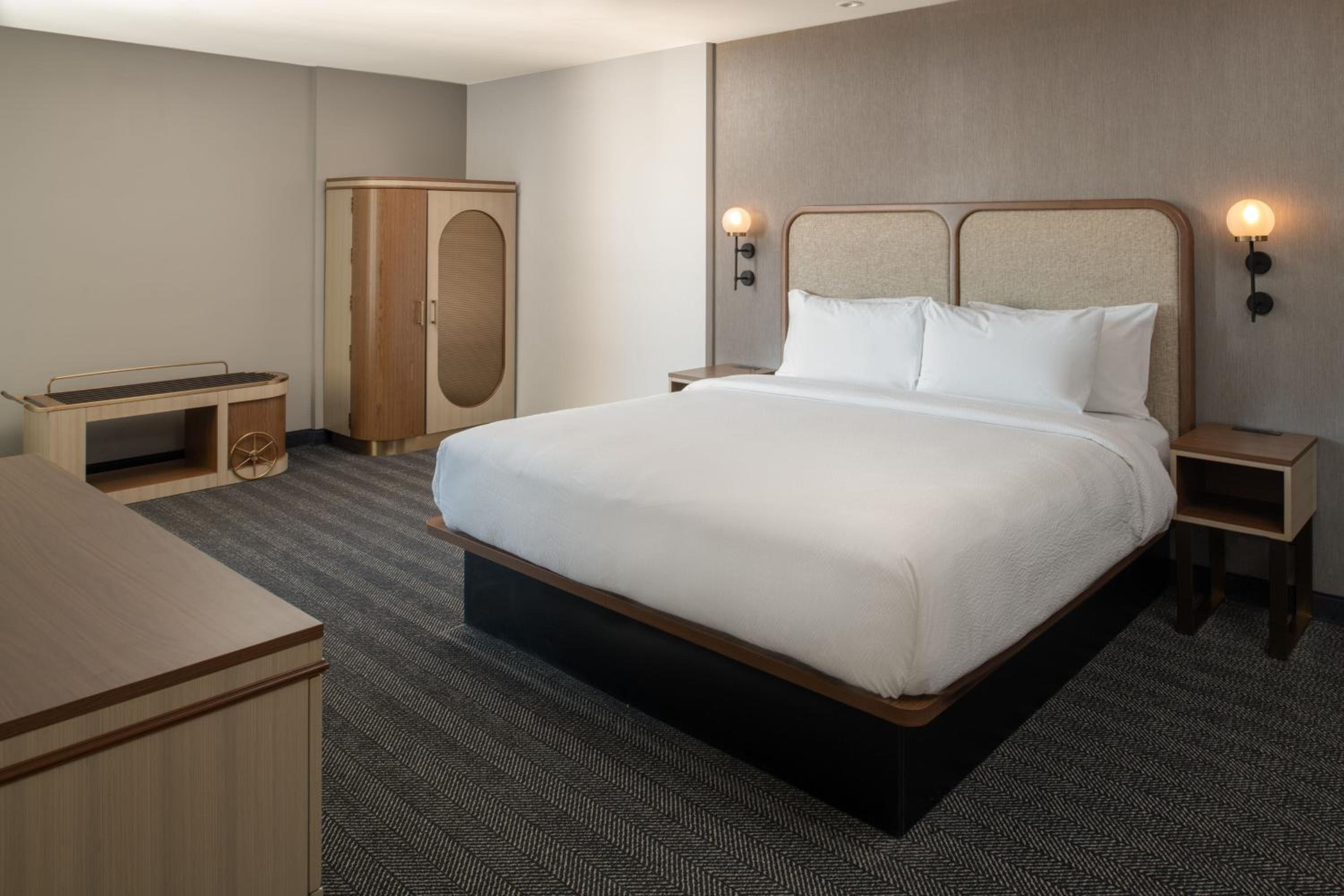 Standard King Room with Sofa Bed - Photo 3