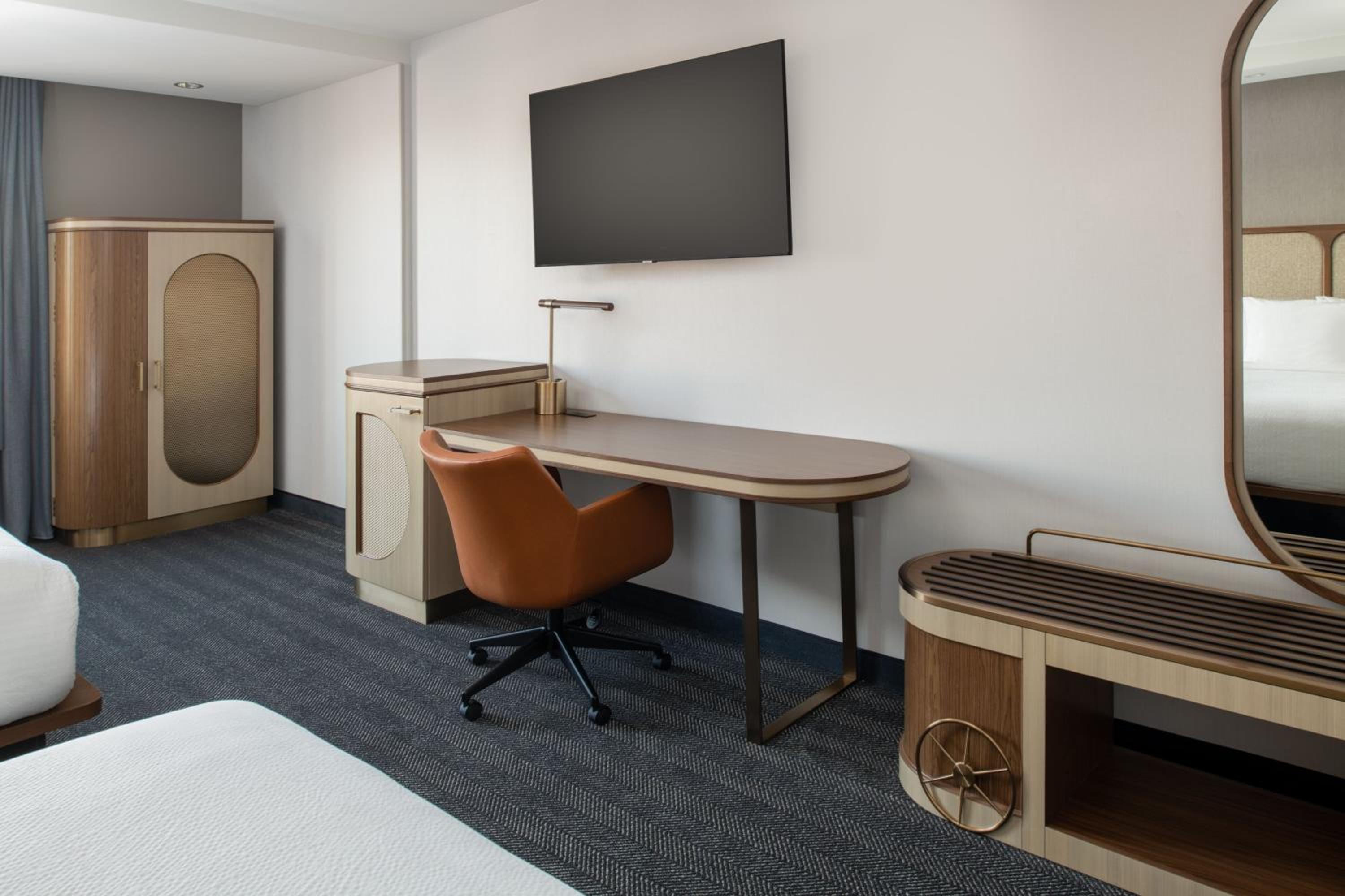 Standard King Room with Sofa Bed - Photo 6