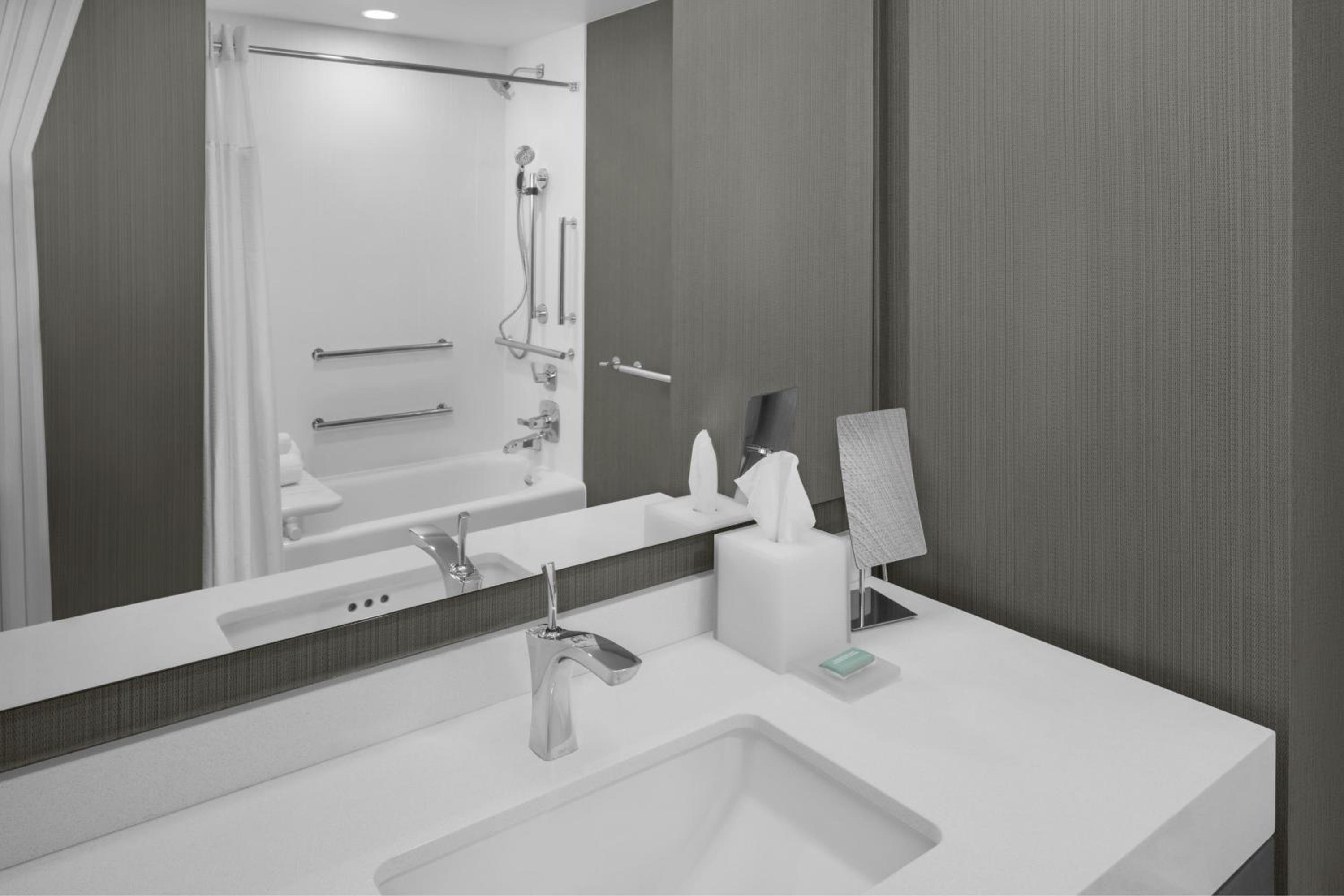 Queen Studio with Sofa Bed and Adapted Tub - Mobility Accessible