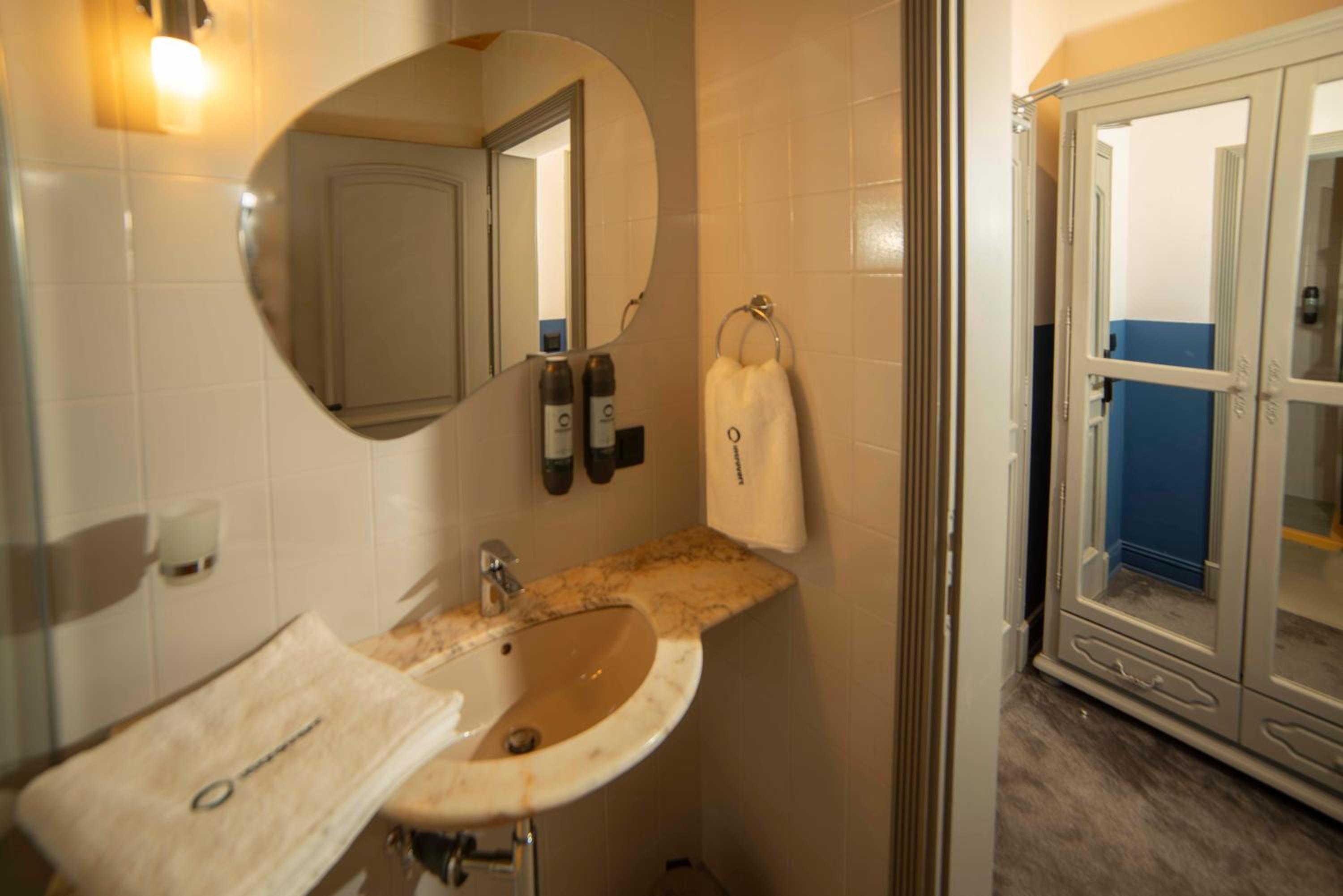 Economy Twin Room – Interior view, no window photo 2