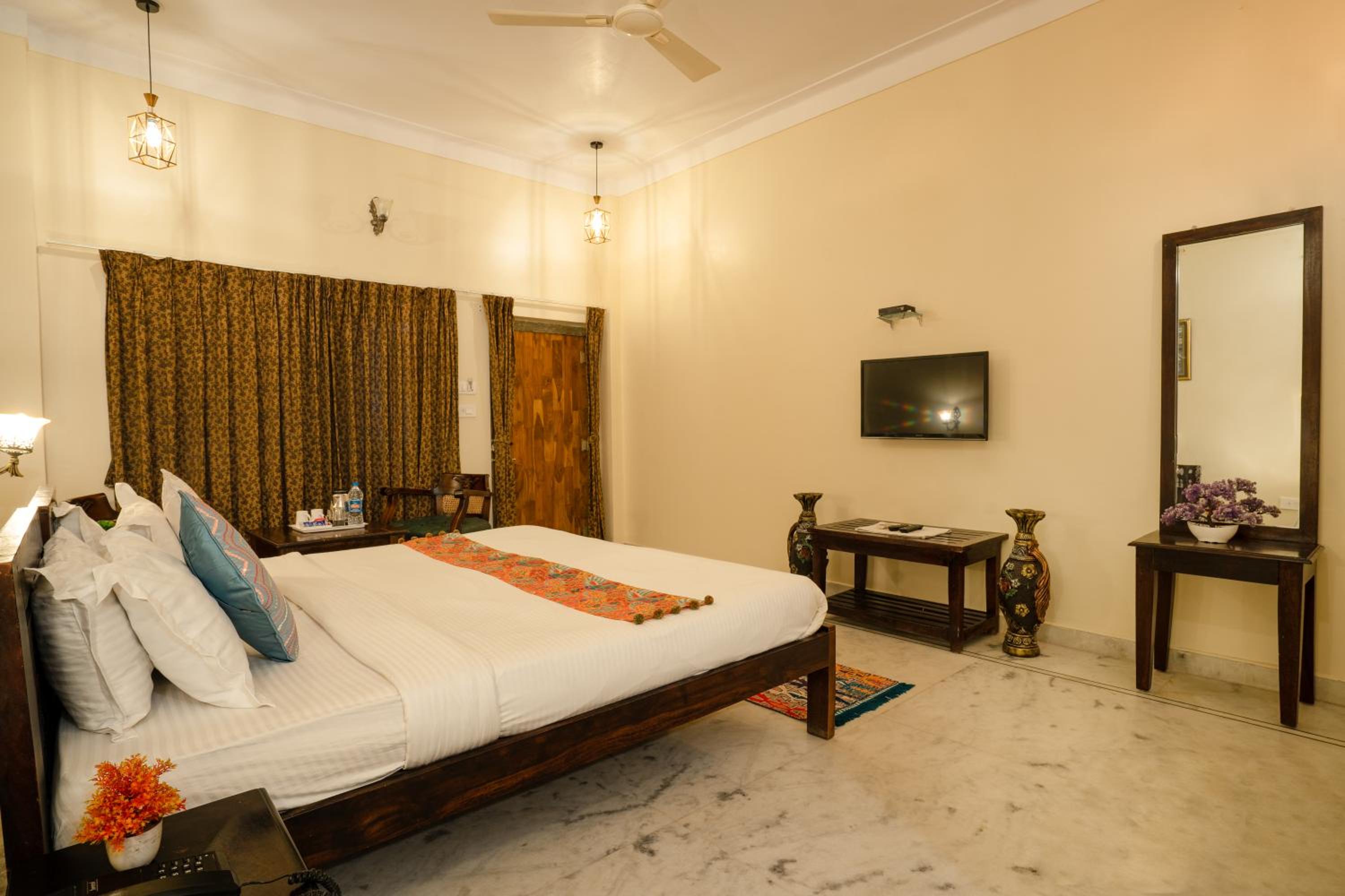 Deluxe Room - Photo 16