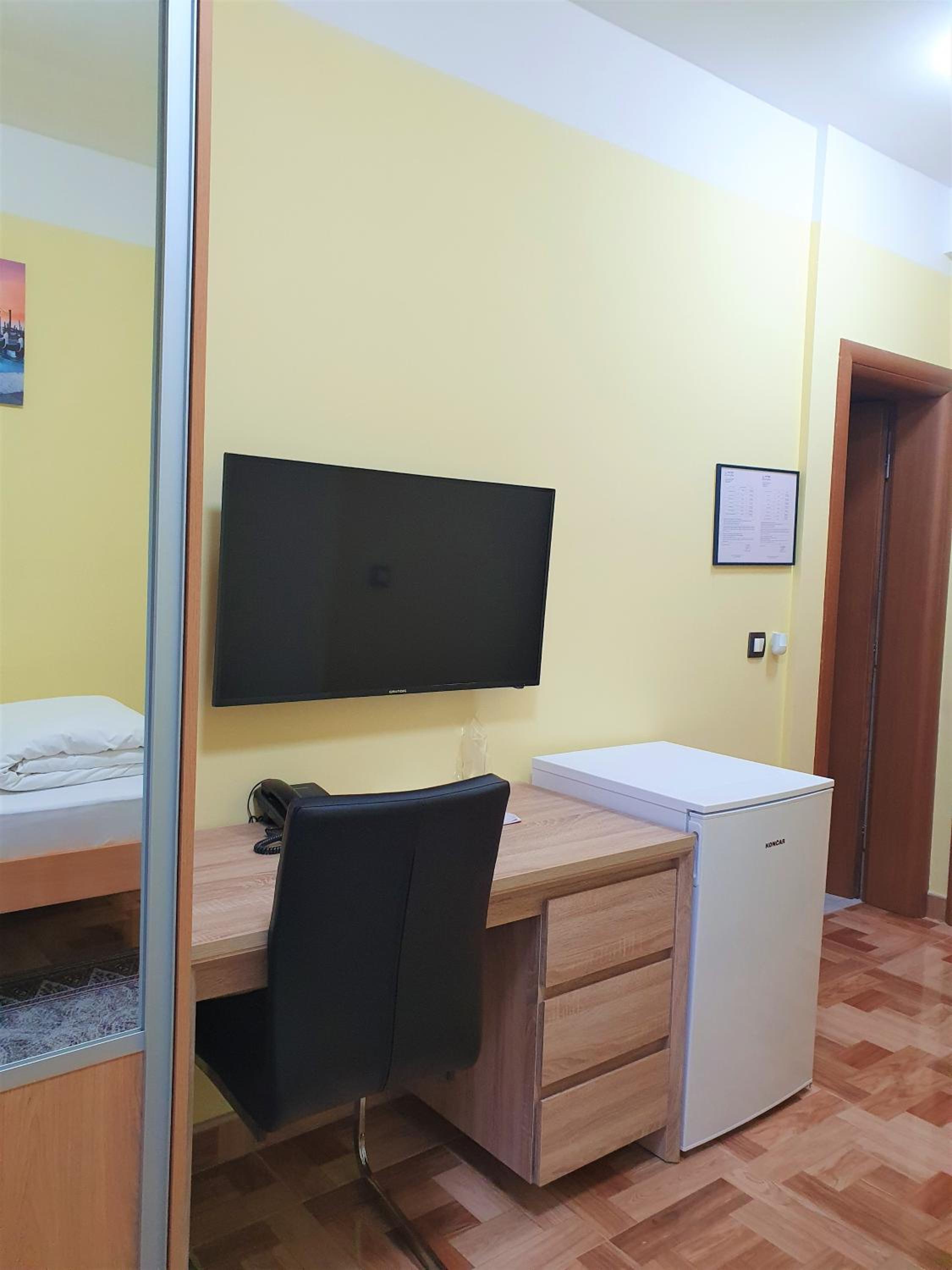 Twin Room - Photo 12