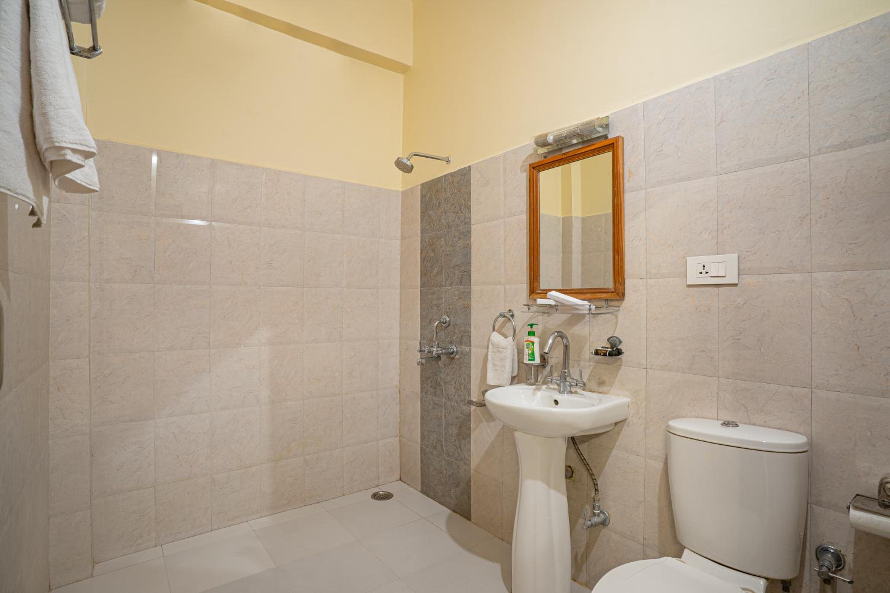 Deluxe Room - Photo 6