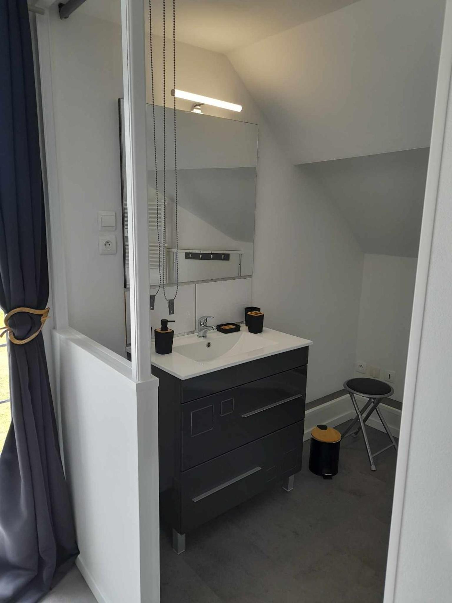 Deluxe Double Room with Shower - Photo 8