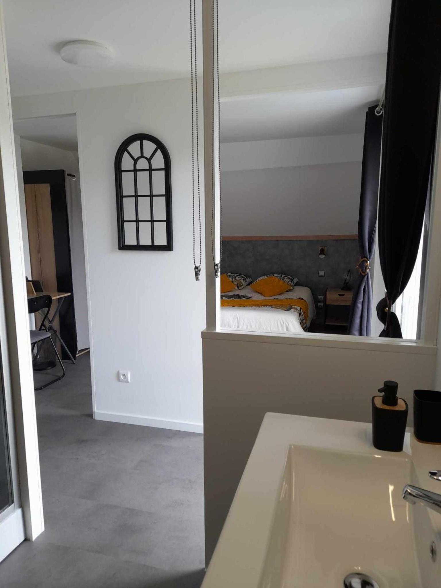 Deluxe Double Room with Shower - Photo 7