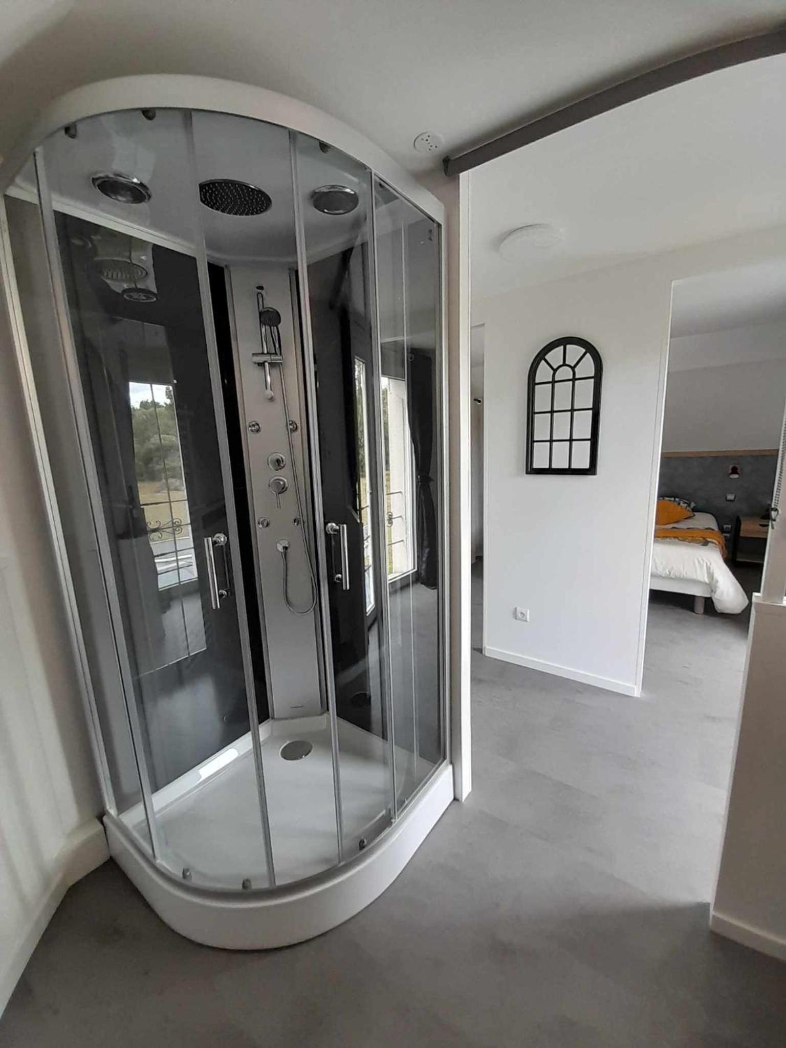 Deluxe Double Room with Shower - Photo 6