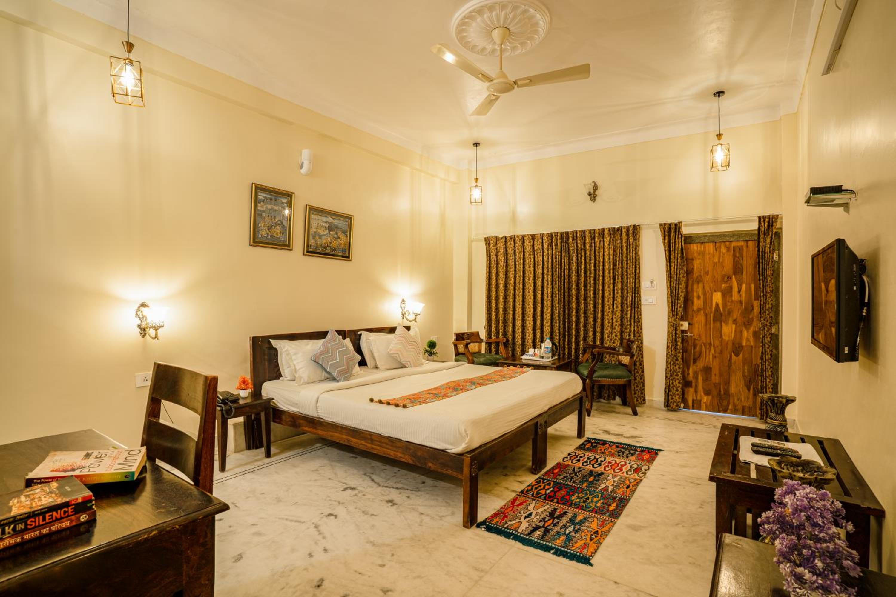 Deluxe Room - Photo 17