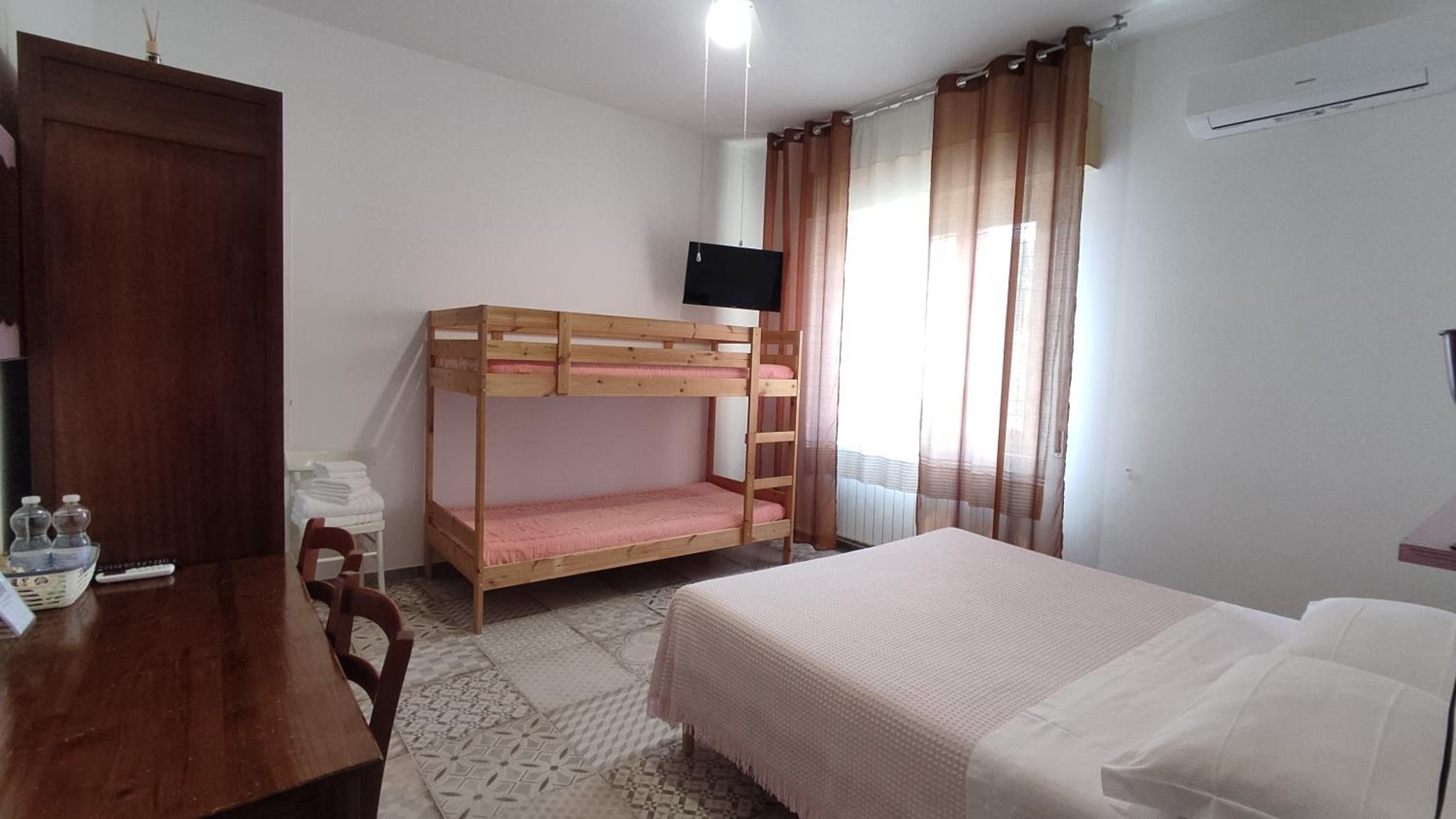 Quadruple Room with Private Bathroom photo 1
