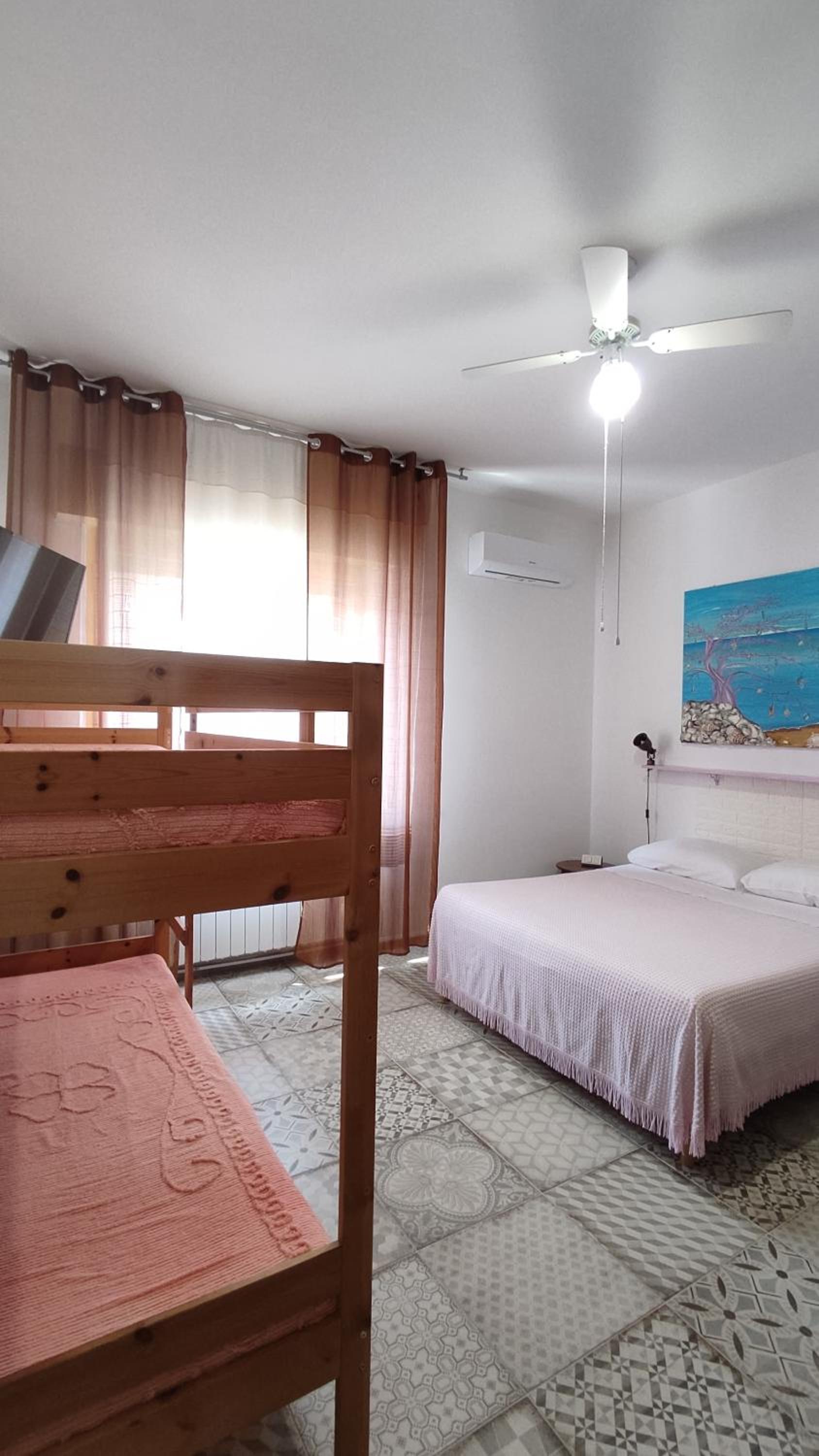 Quadruple Room with Private Bathroom photo 3