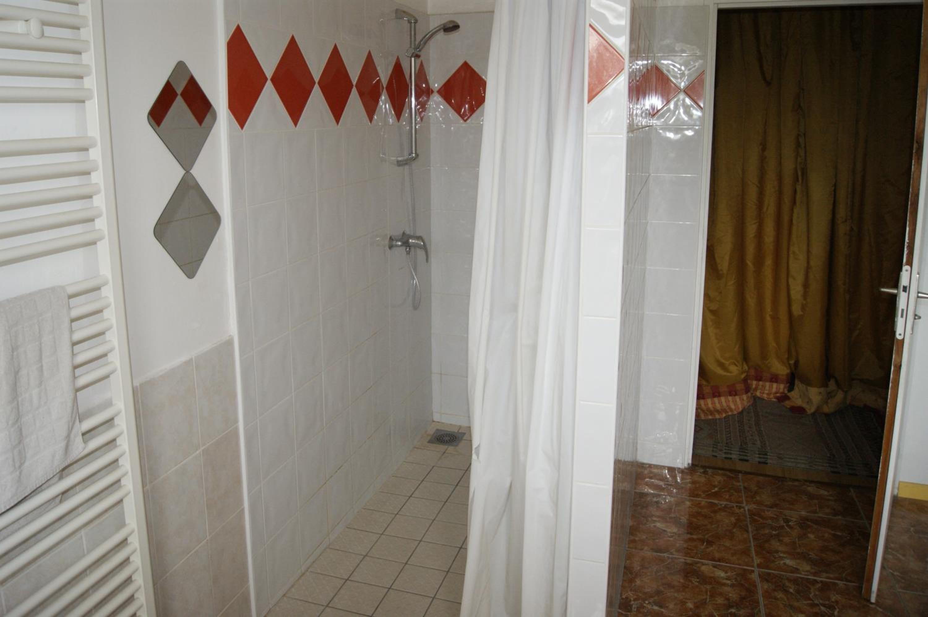 Family Room with Private Bathroom photo 3