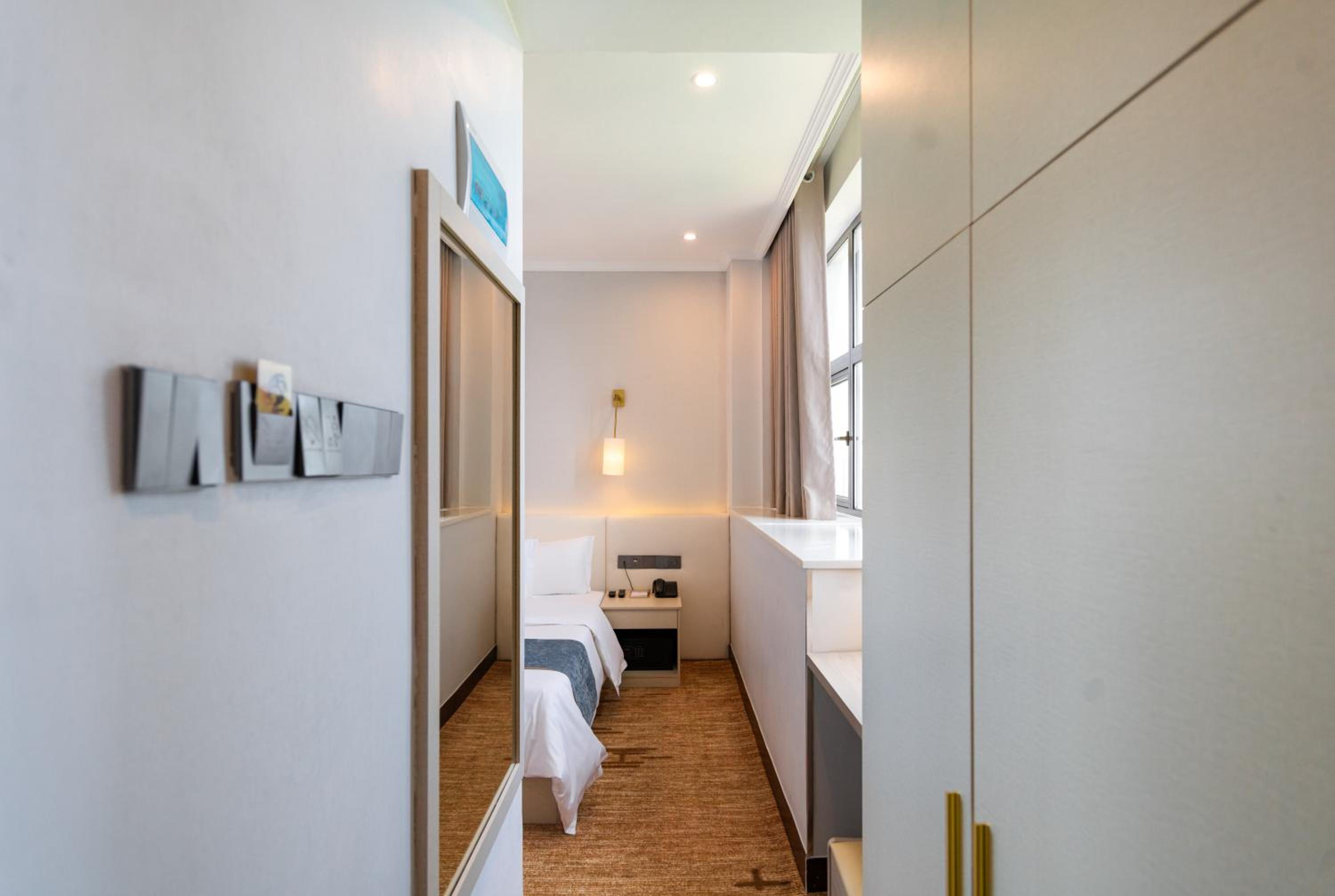Deluxe Queen Room